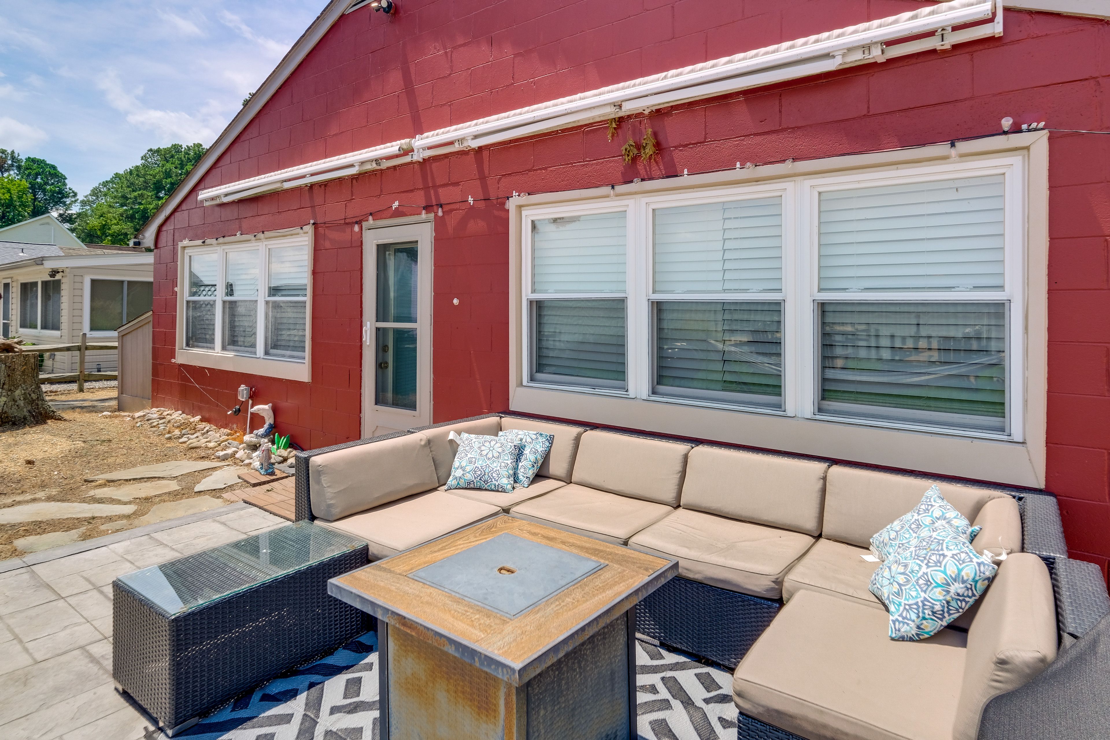 Patio | Lounge Chairs | River View