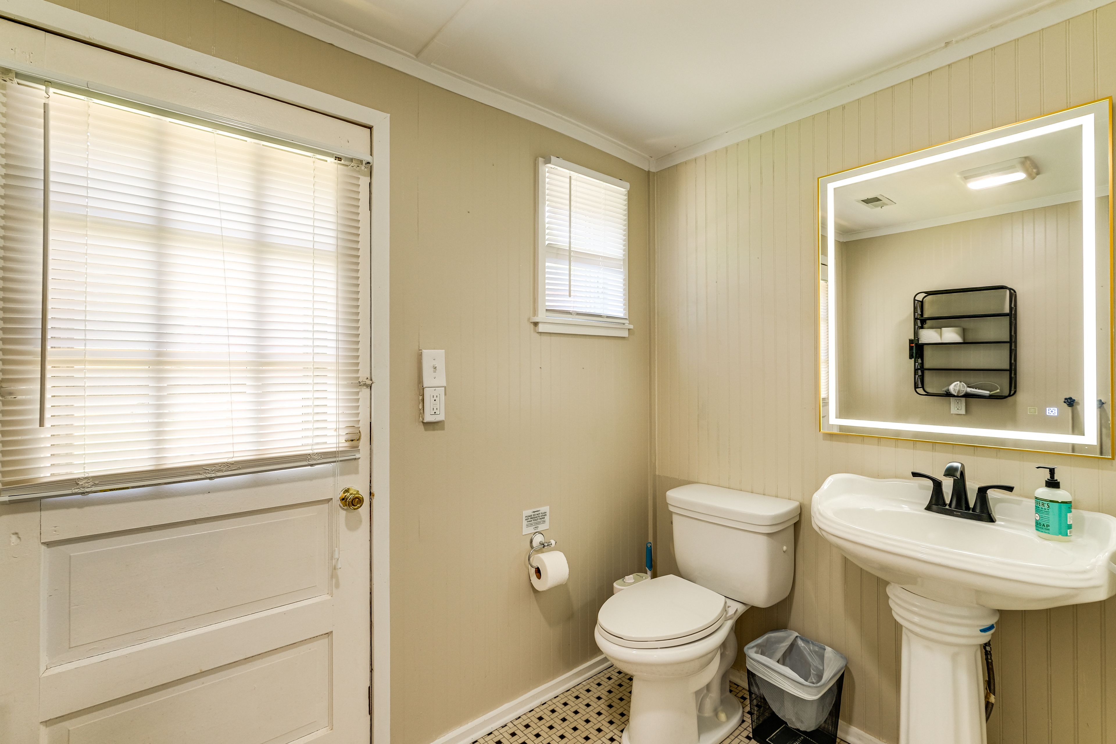 Full Bathroom | Towels Provided