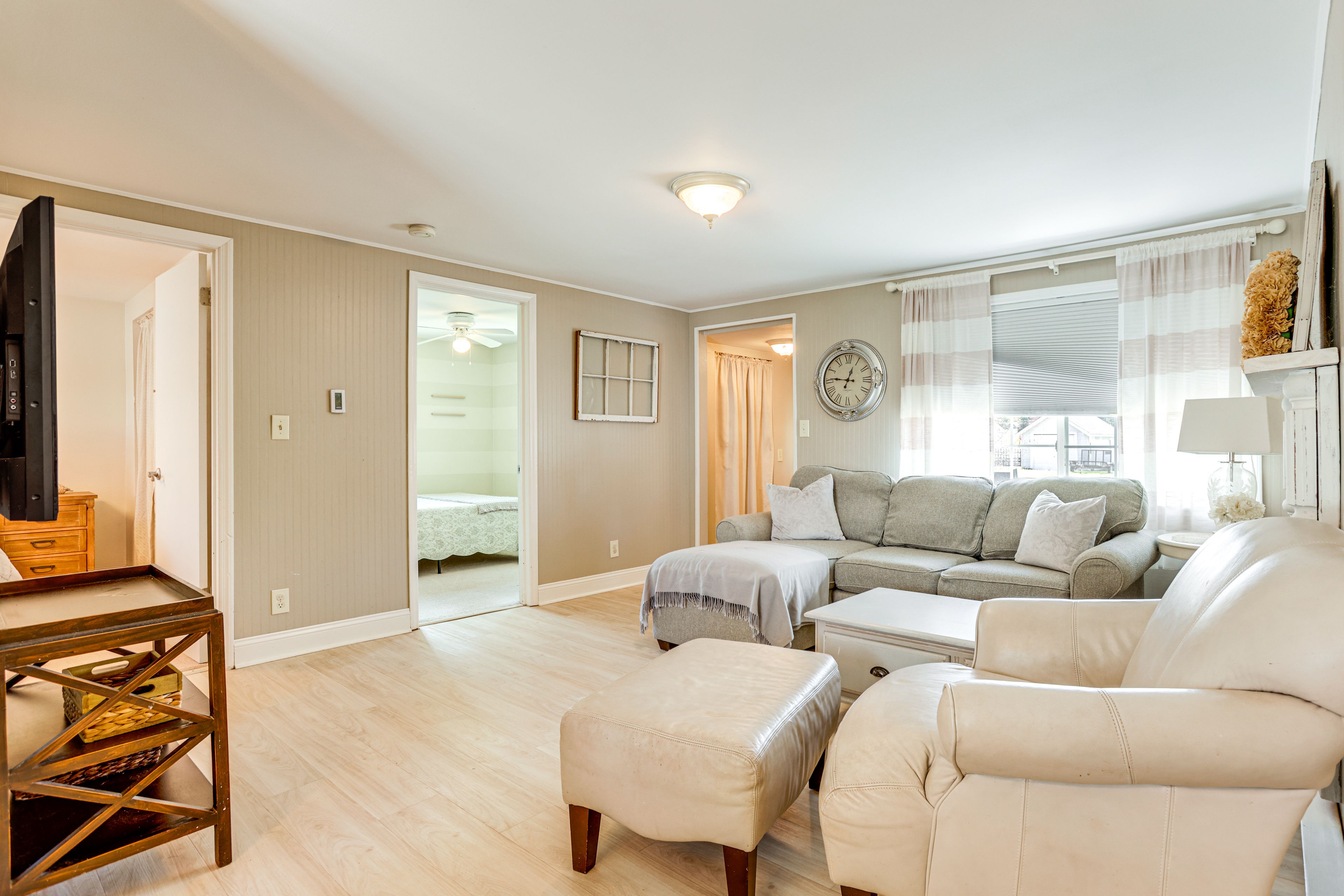 Living Room | Free WiFi | Flat-Screen TV | Central Heating | Window A/C Unit