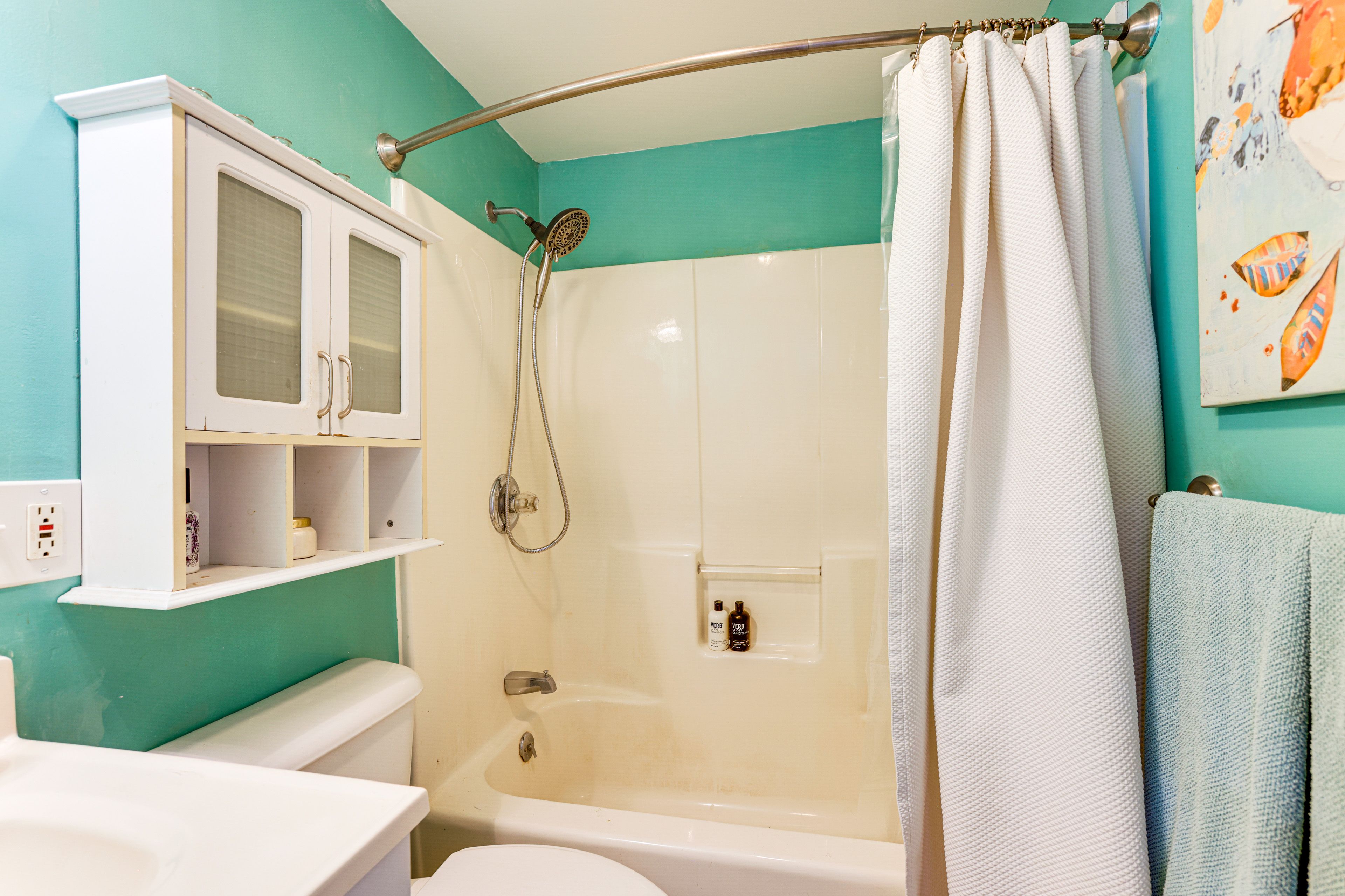 Full Bathroom | Towels Provided | Complimentary Toiletries