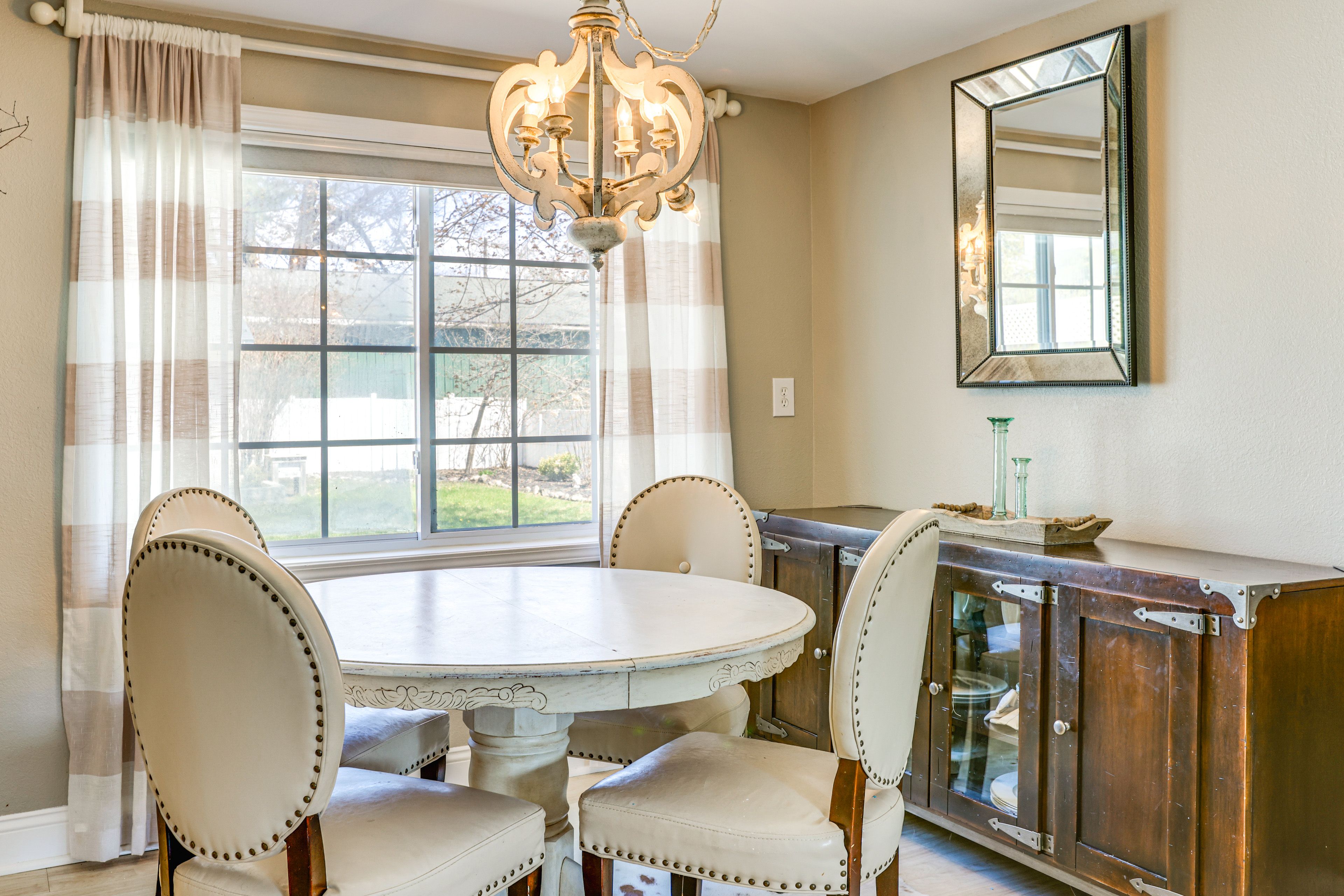 Dining Area | Dining Table