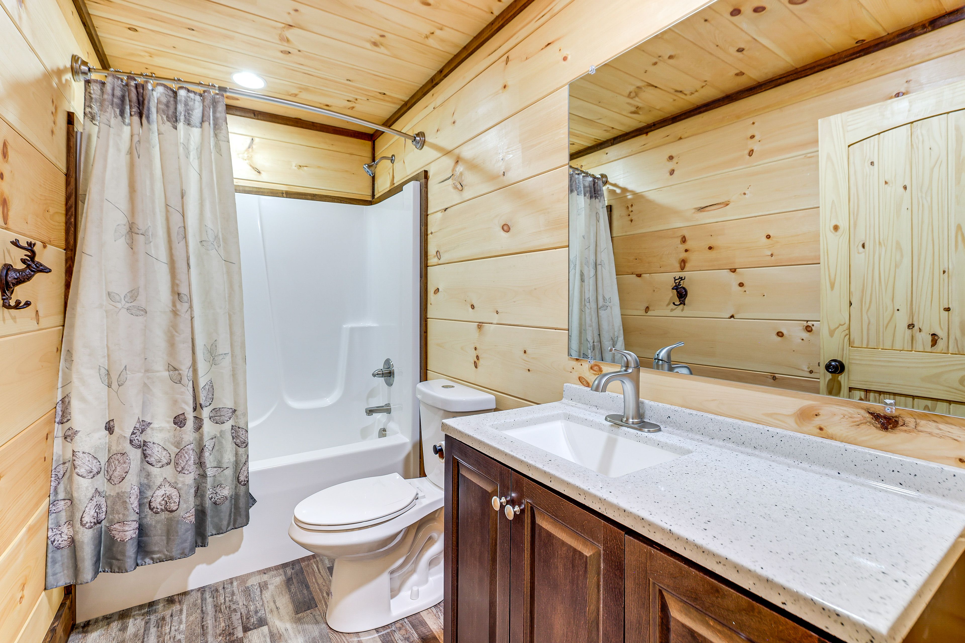 Full Bathroom | 1st Floor | Towels Provided | Complimentary Toiletries