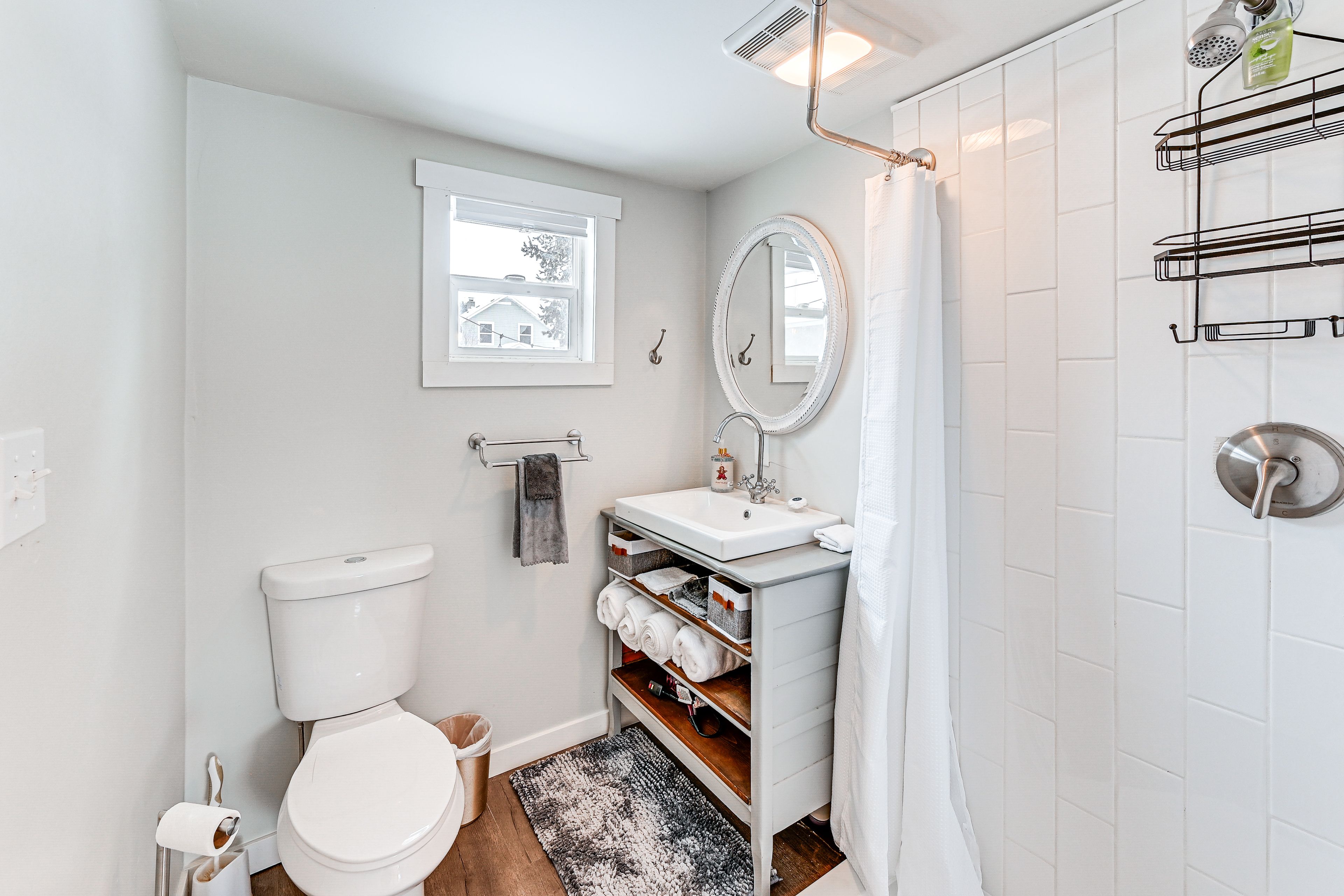 Full Bathroom | Towels Provided