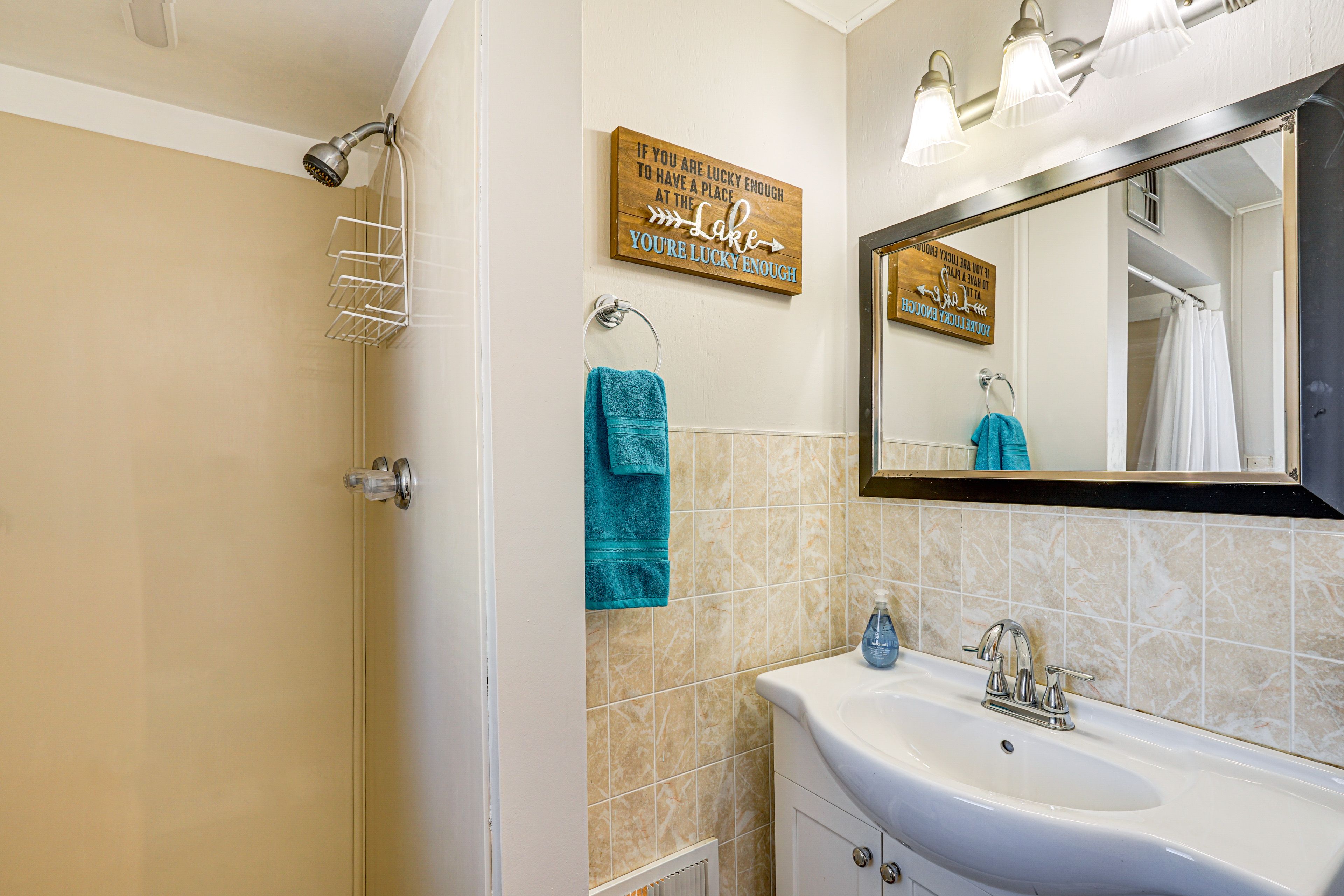 Full Bathroom | Towels Provided | Hair Dryer