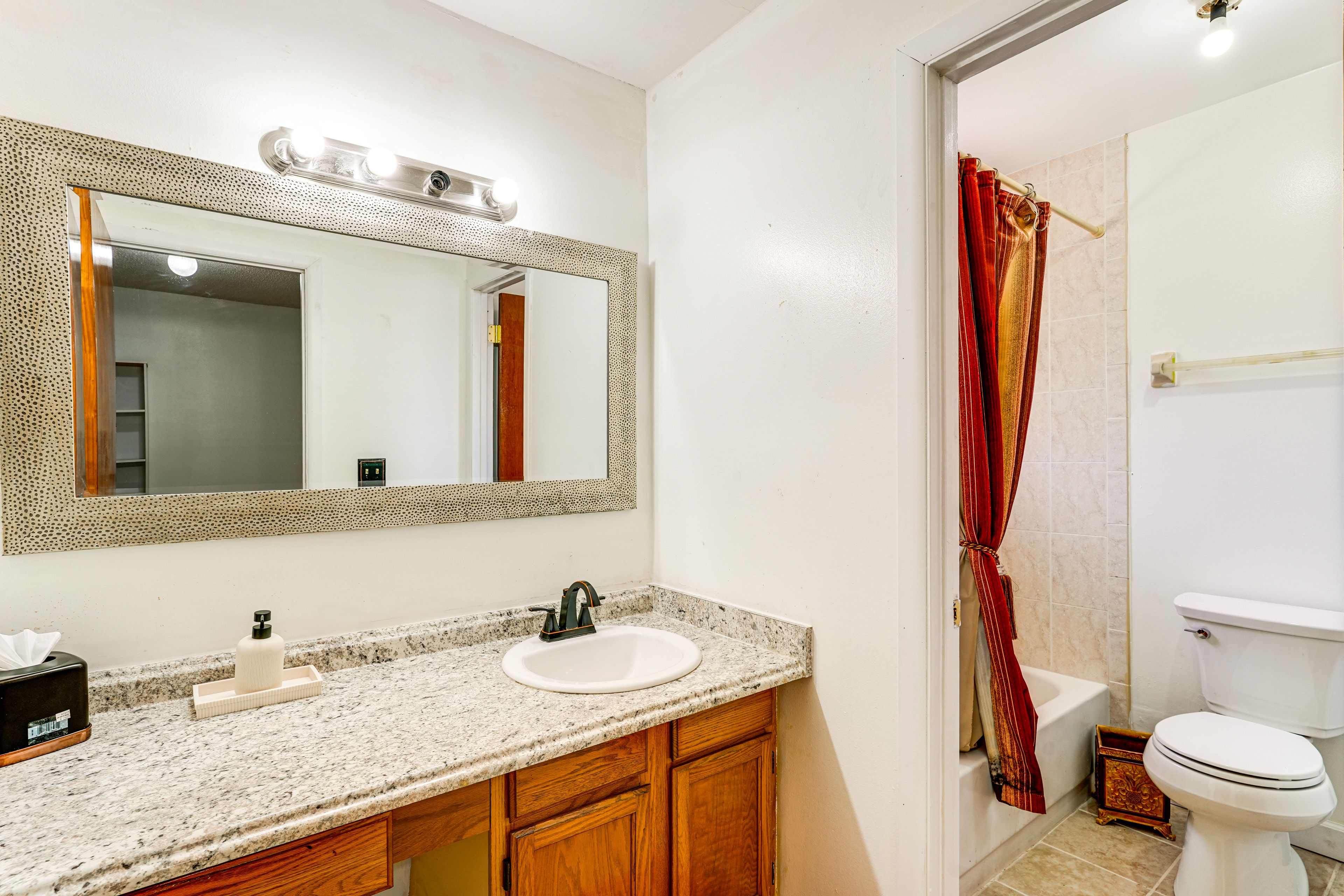 Full Bathroom | 2nd Floor