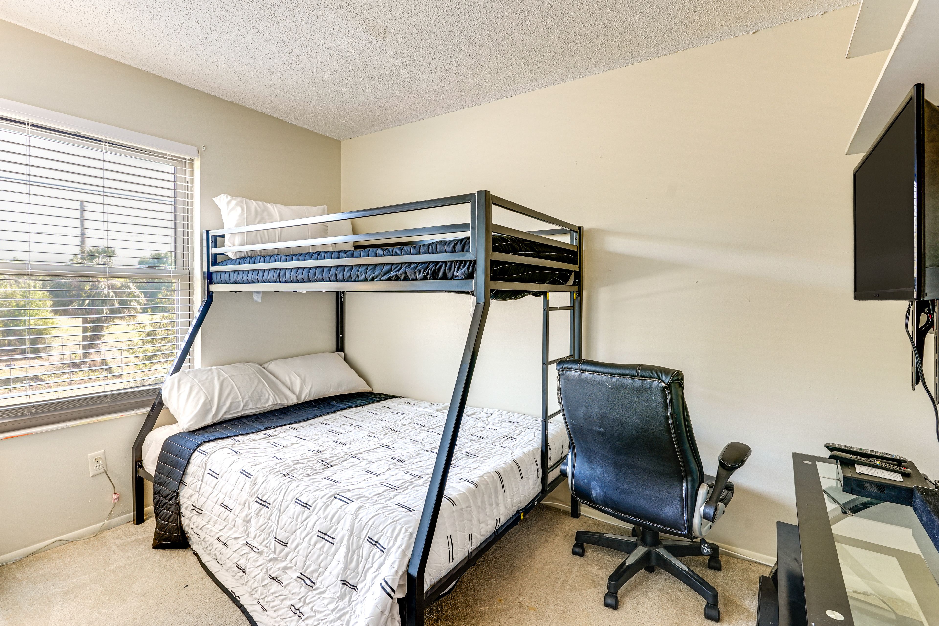 Bedroom 3 | Twin/Queen Bunk Bed | 2nd Floor
