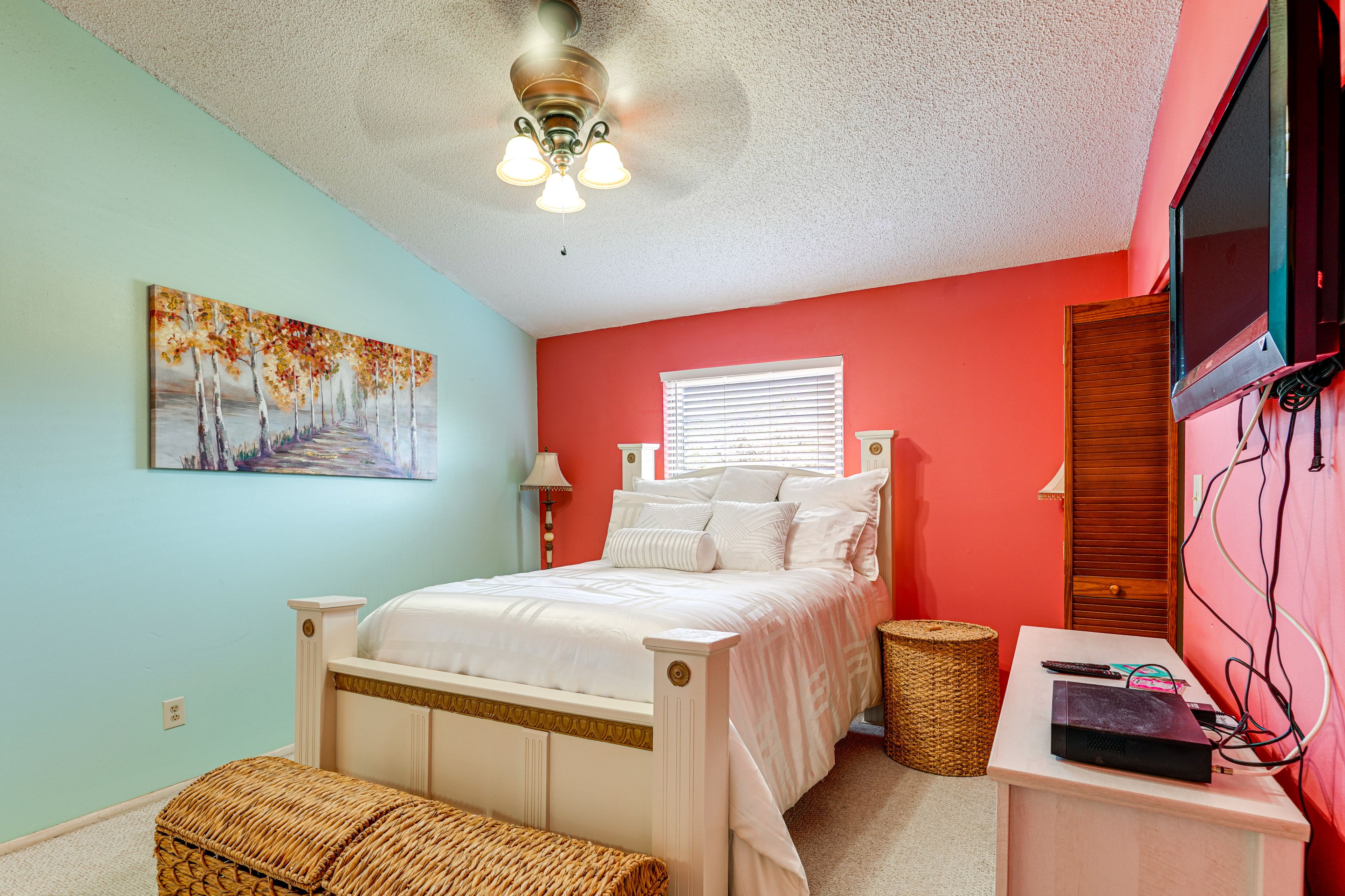 Bedroom 2 | Queen Bed | 2nd Floor | En-Suite Bathroom