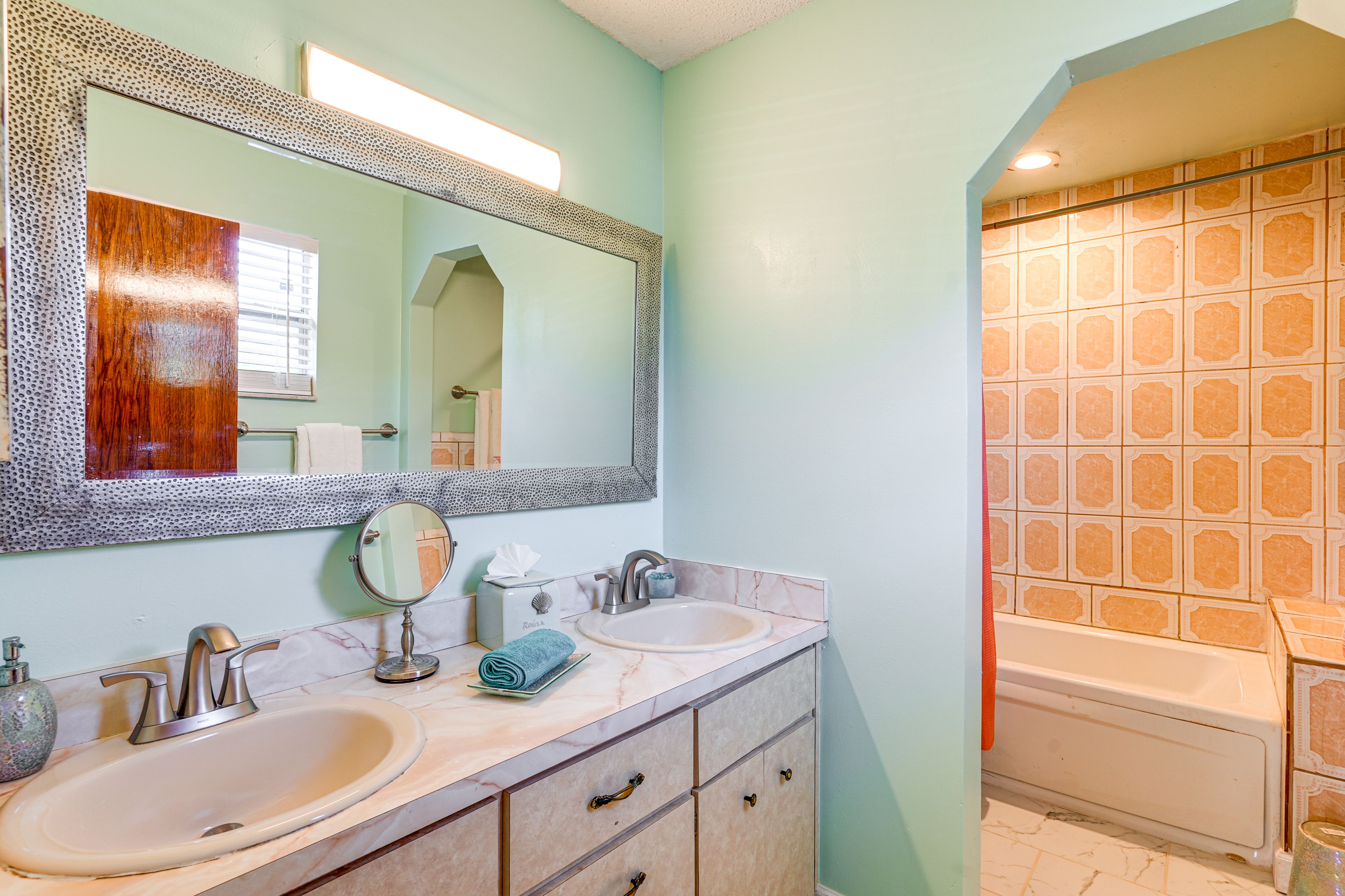 Full Bathroom | 2nd Floor