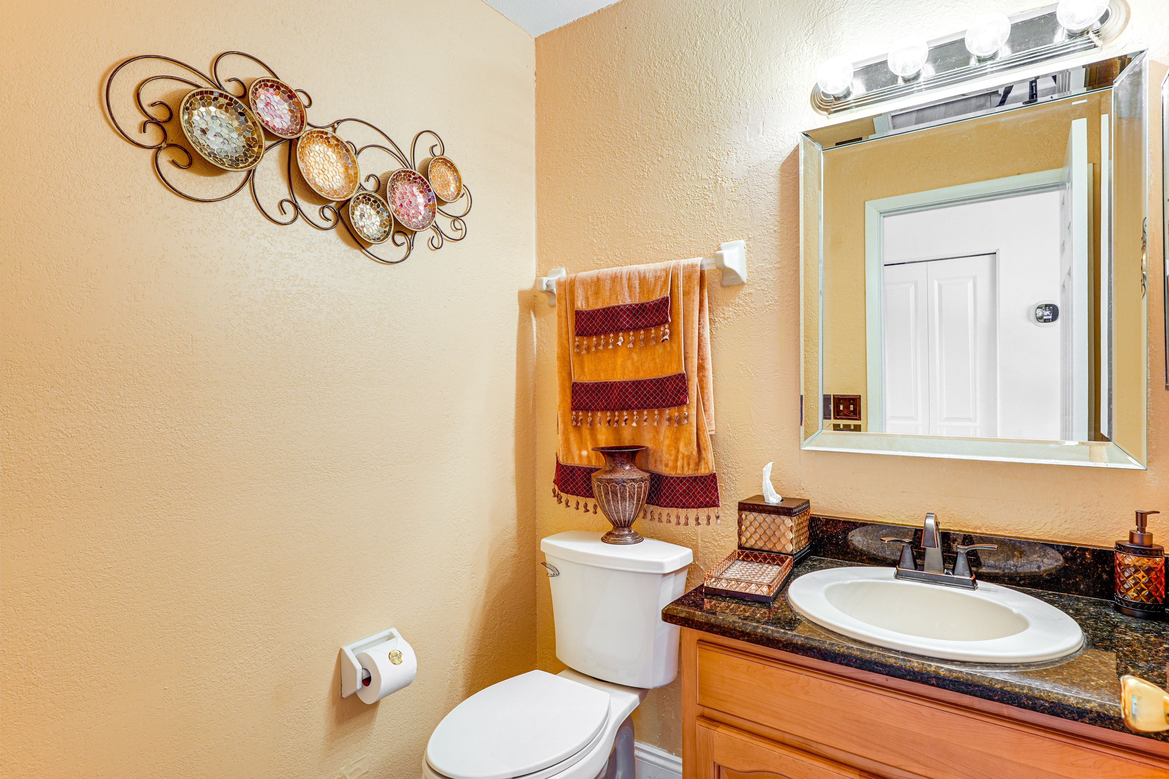 Half Bathroom | 1st Floor | Towels Provided