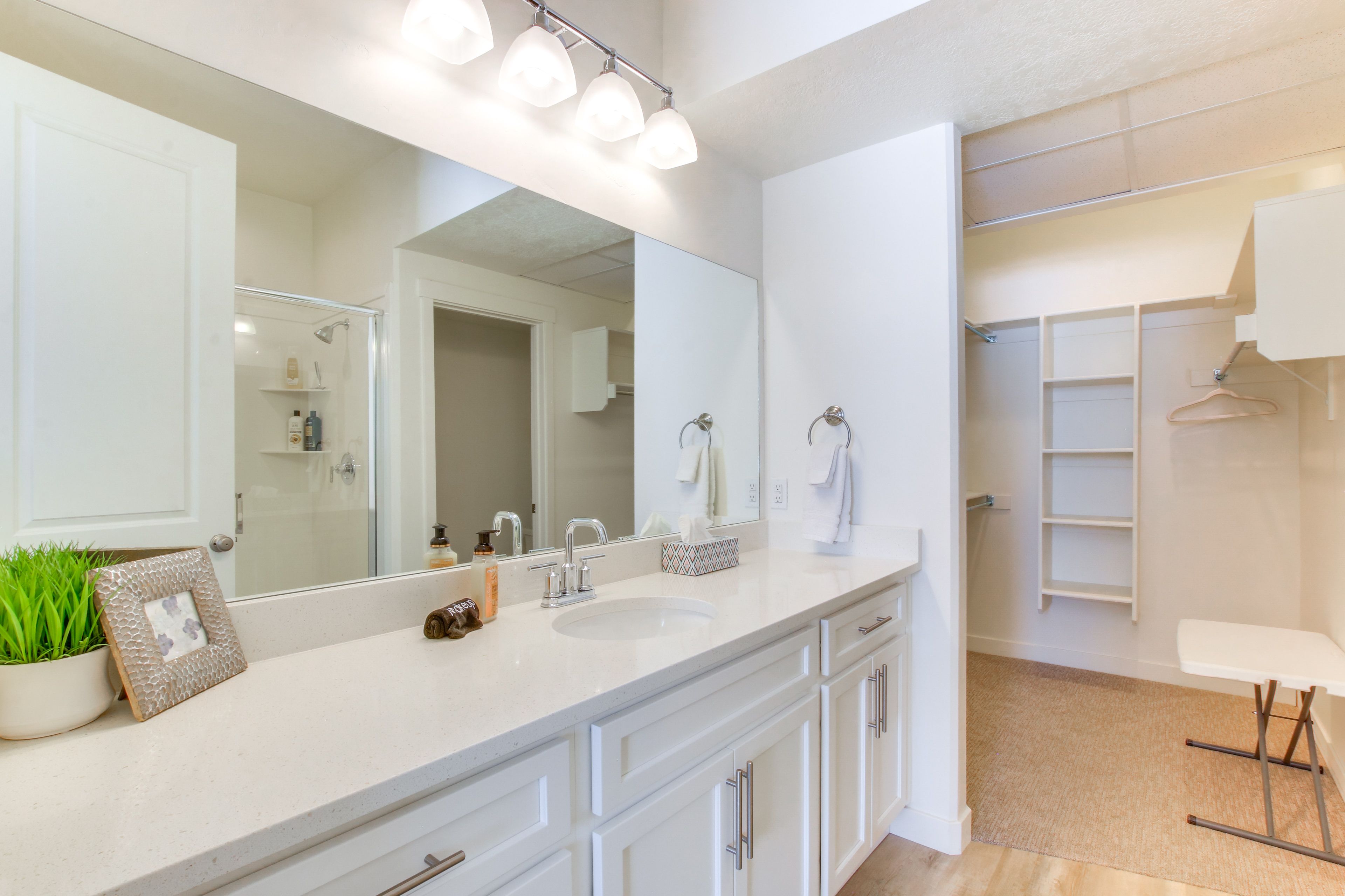 Full Bathroom | Towels Provided | 1st Floor