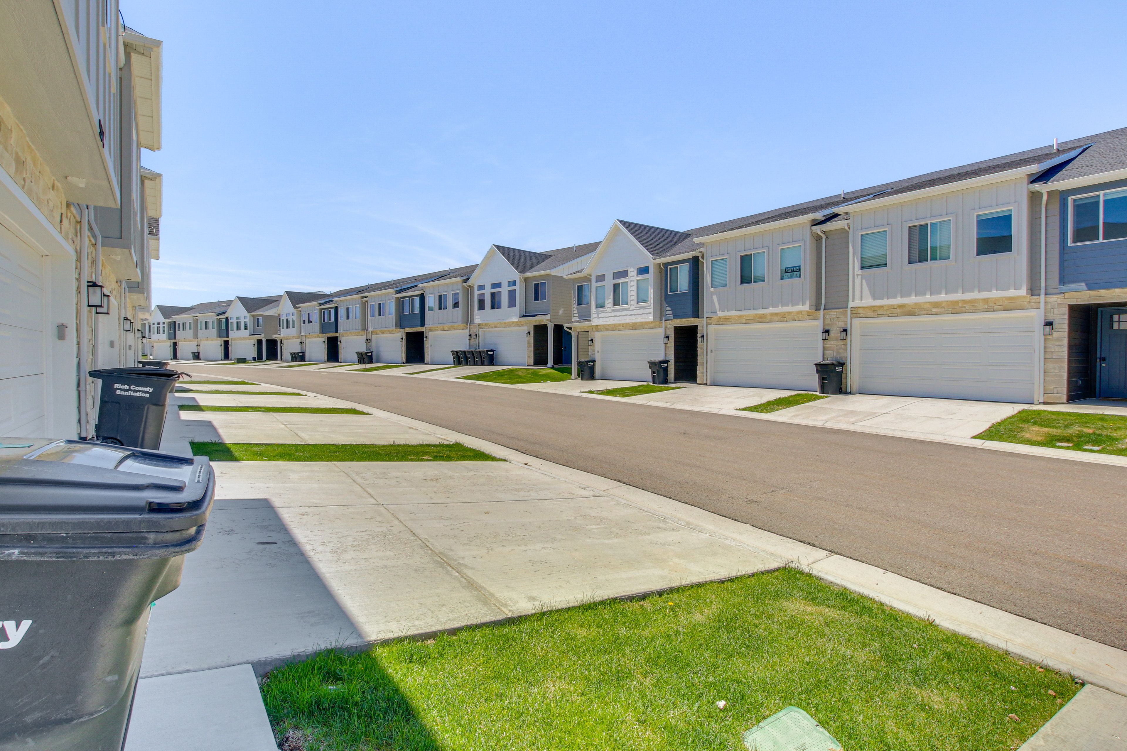 Parking | Driveway (2 Vehicles) | Trailer Parking