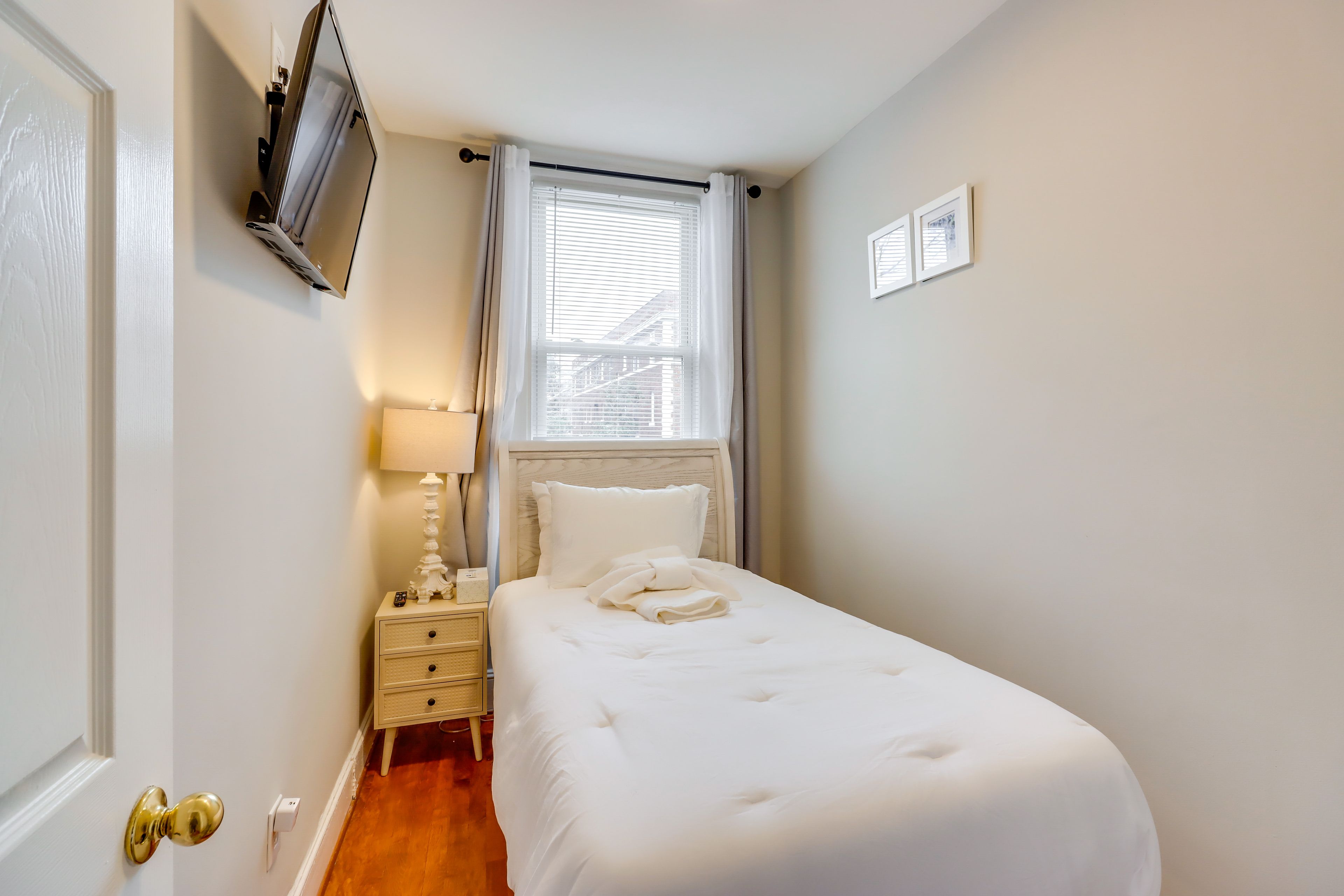 Bedroom 3 | Twin Bed | Smart TV | 2nd Floor