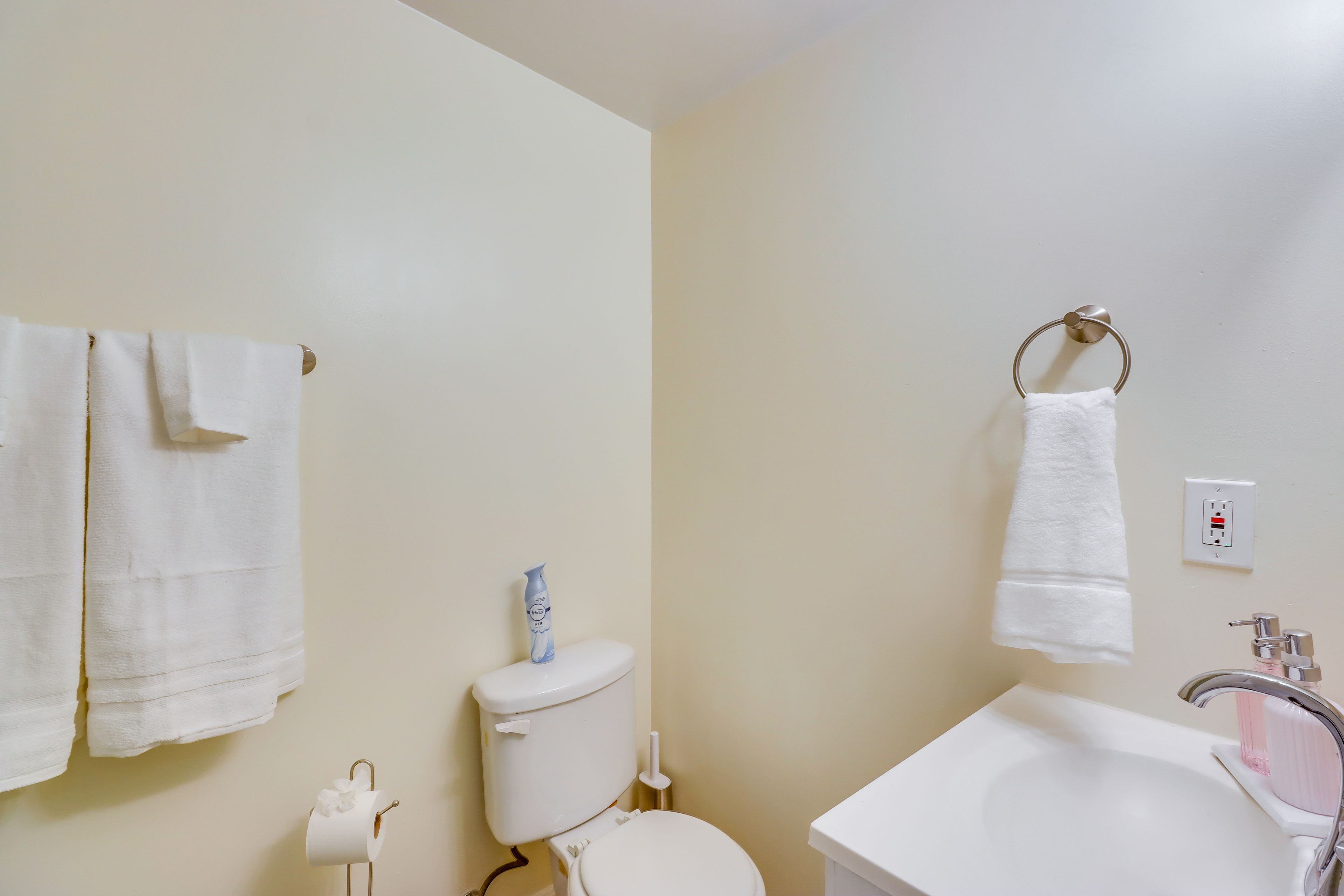 Full Bathroom | Towels & Linens Provided | 2nd Floor