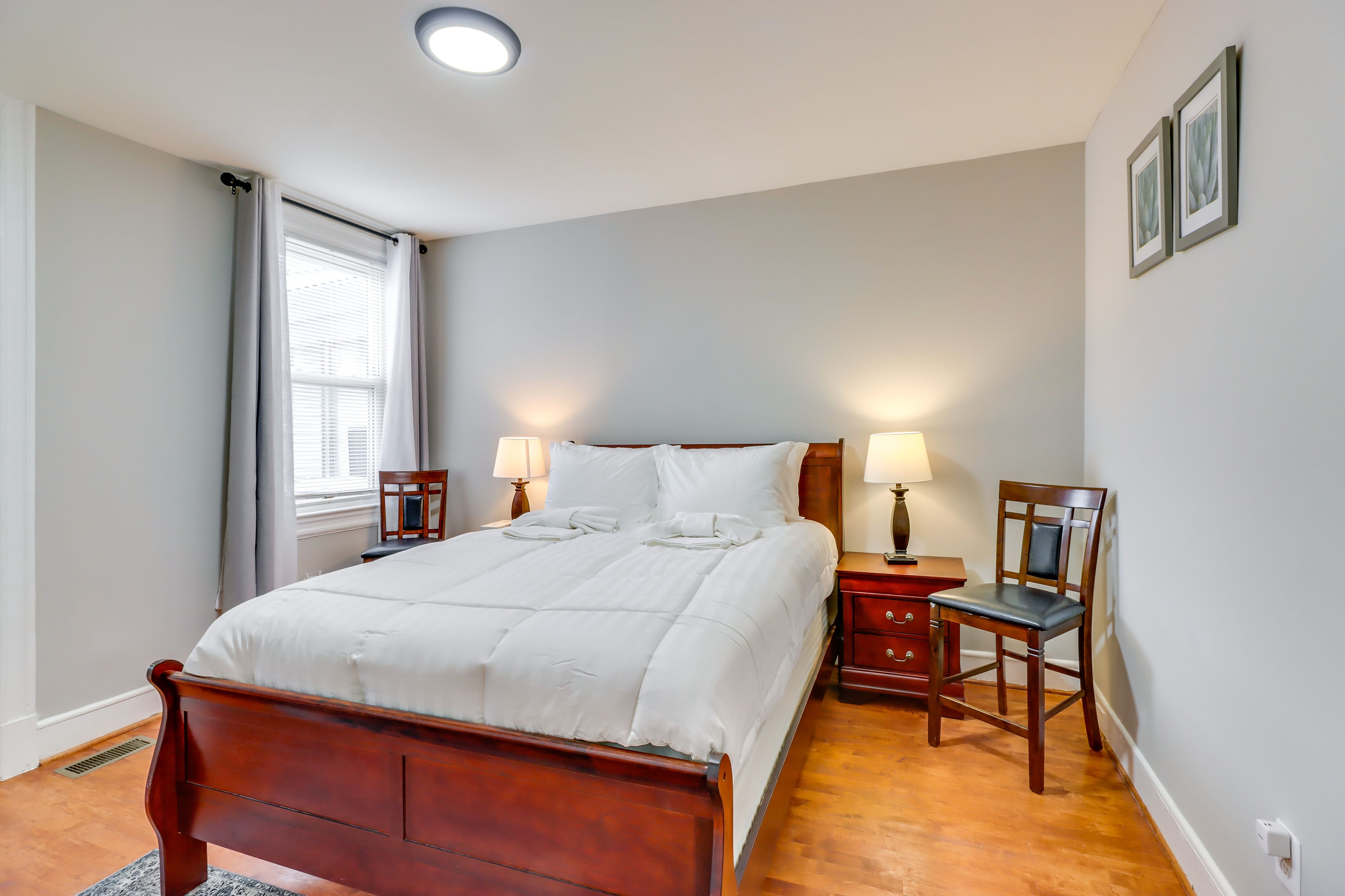 Bedroom 1 | Queen Bed | Smart TV | Walk-In Closet | 2nd Floor