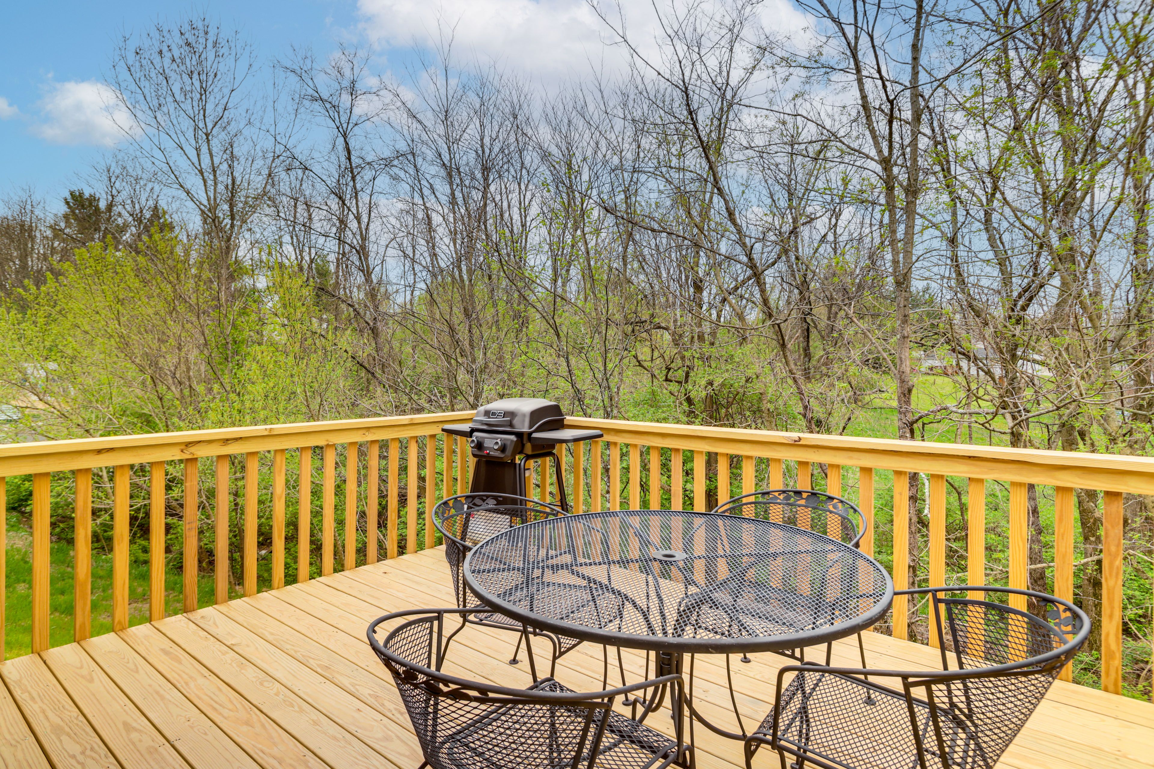 Deck | Gas Grill | Outdoor Dining Area