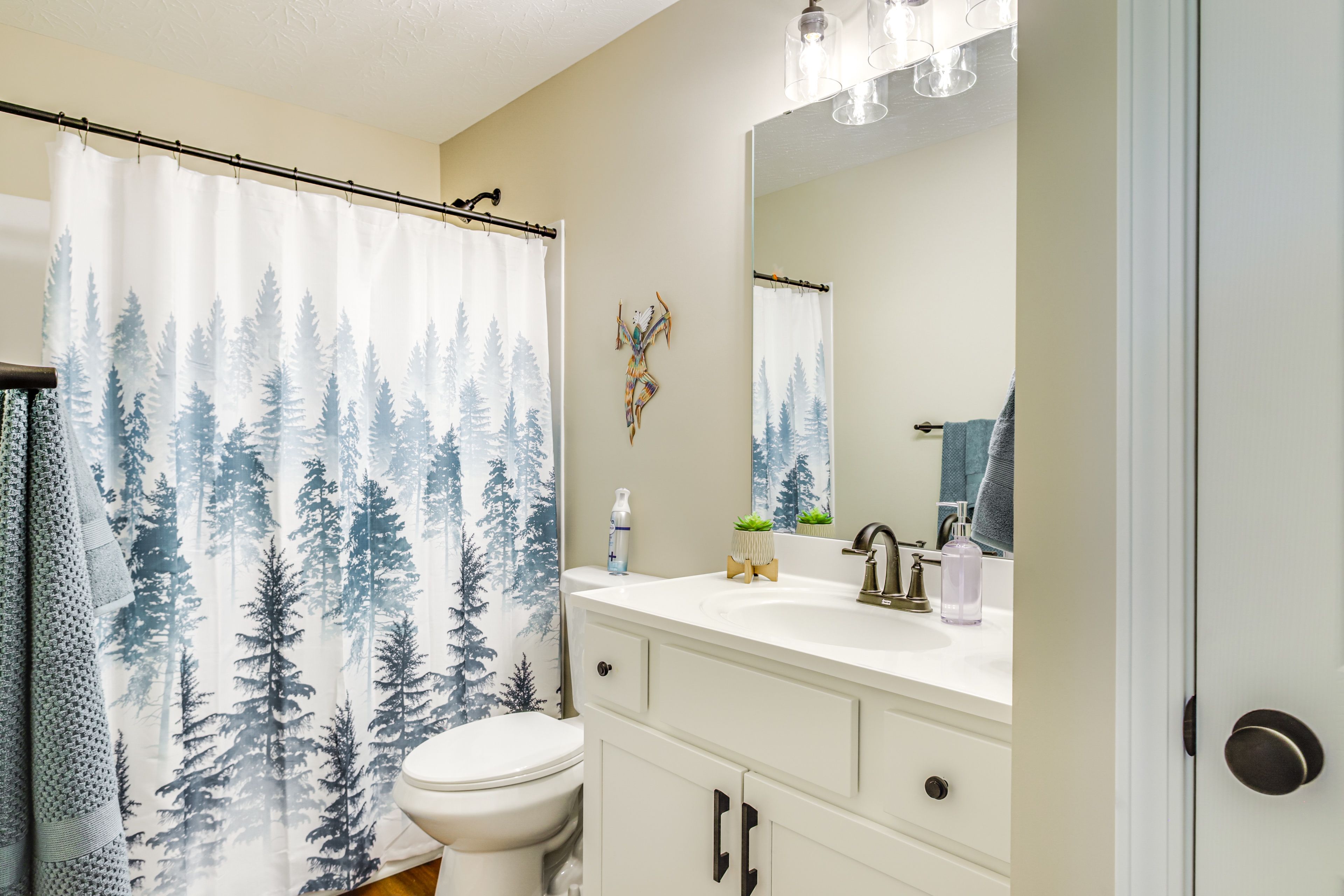 Full Bathroom | 1st Floor | Complimentary Toiletries | Towels Provided