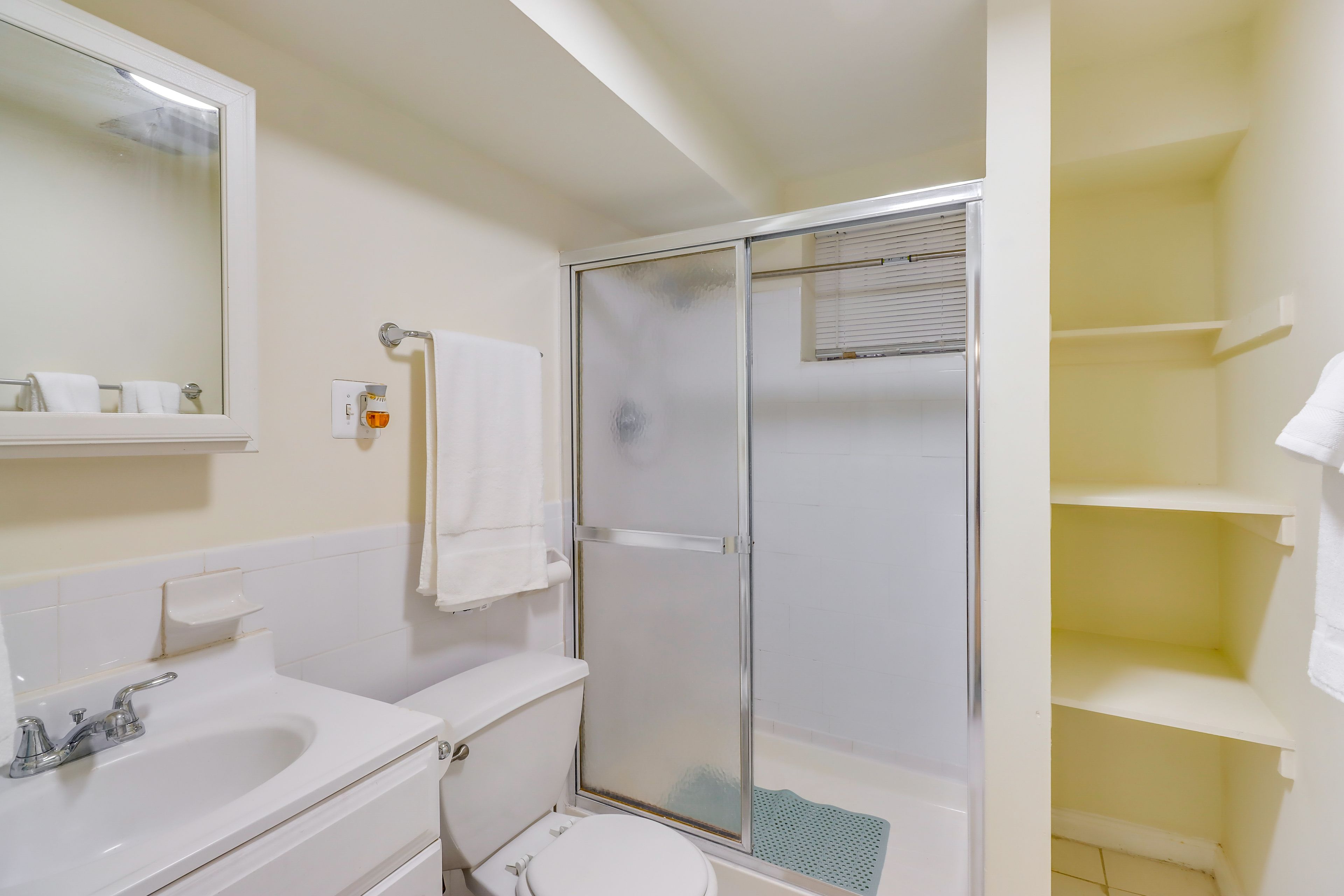 Full Bathroom | Towels Provided