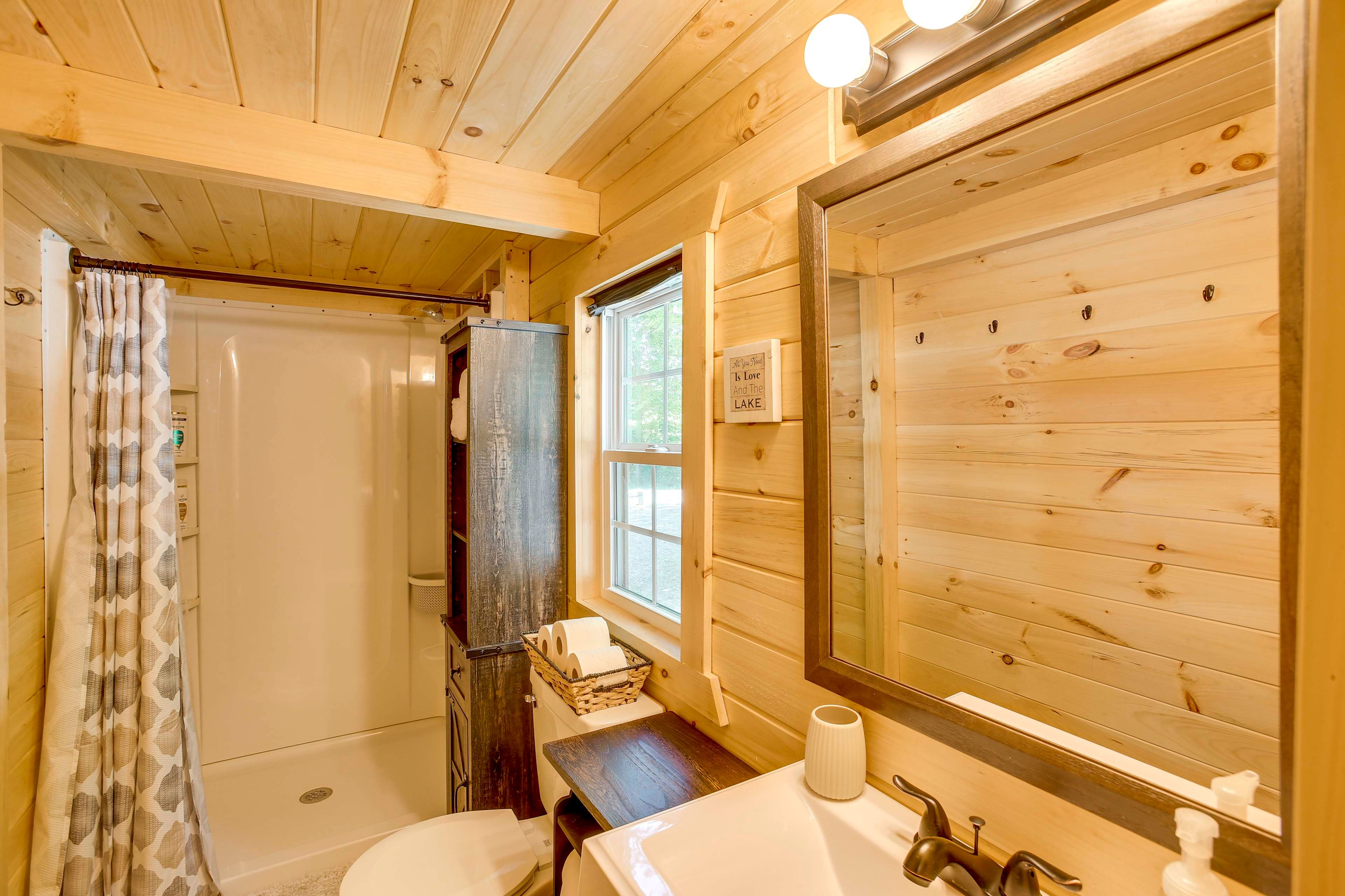 Full Bathroom | 1st Floor | Complimentary Toiletries | Towels Provided