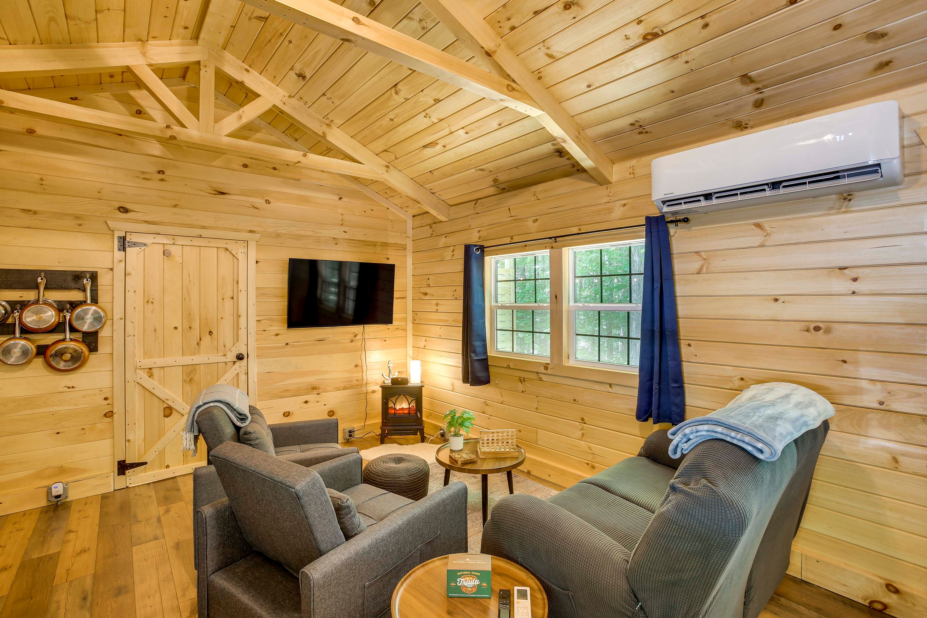 Living Room | 1st Floor | Smart TV | Mini-Split Heating & A/C | Free WiFi