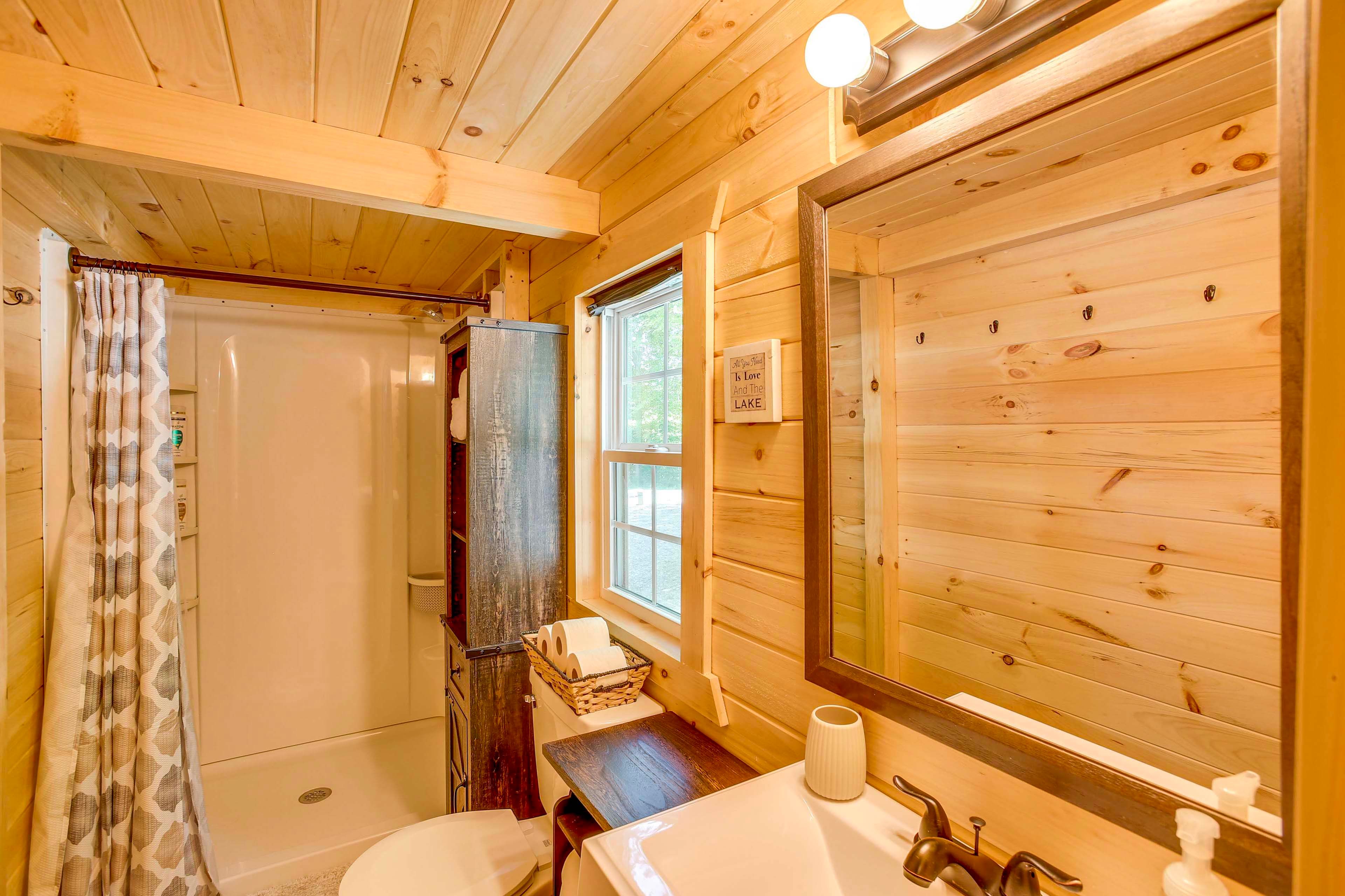 Full Bathroom | 1st Floor | Complimentary Toiletries | Towels Provided