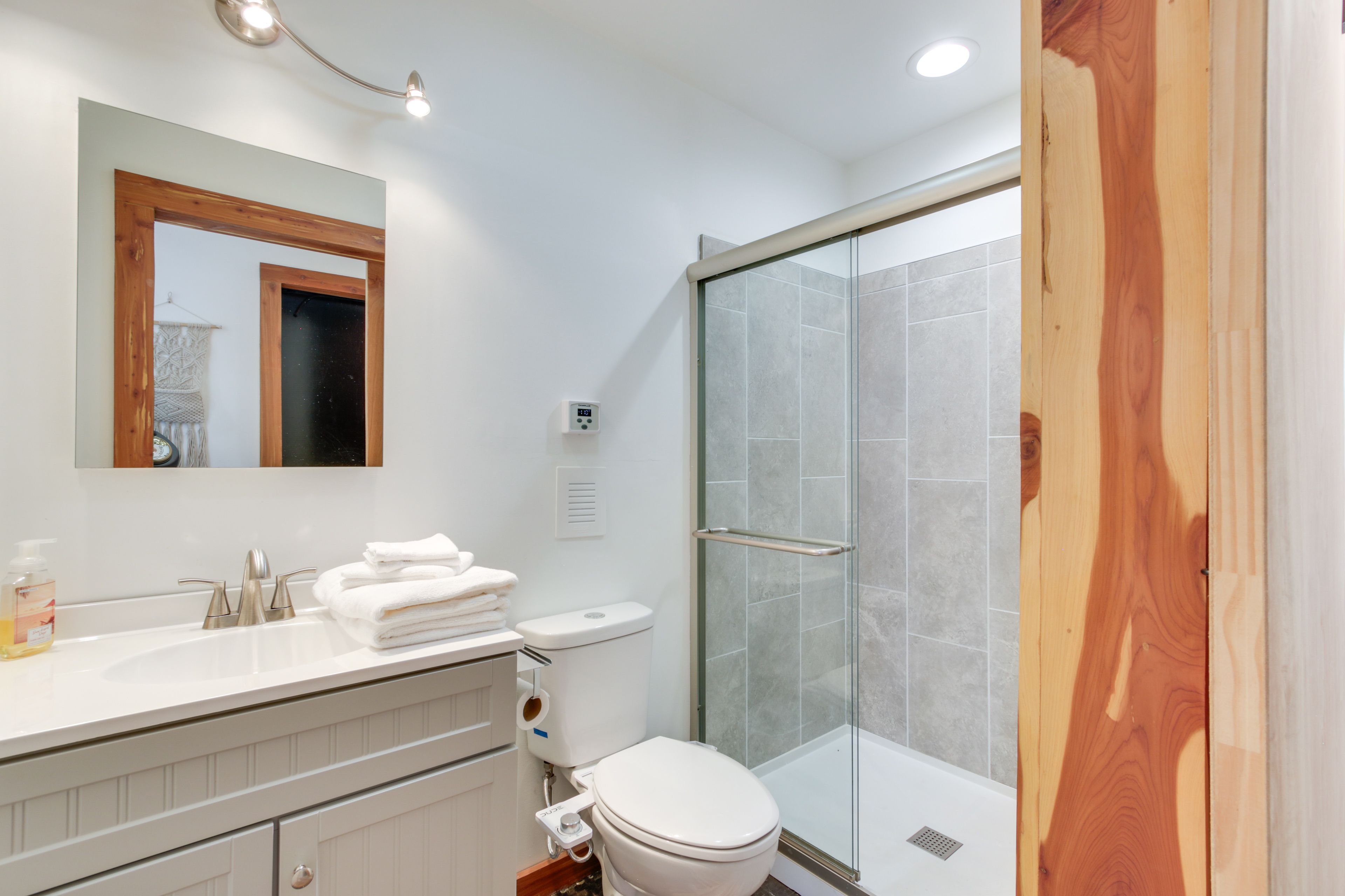 Full Bathroom | Towels Provided