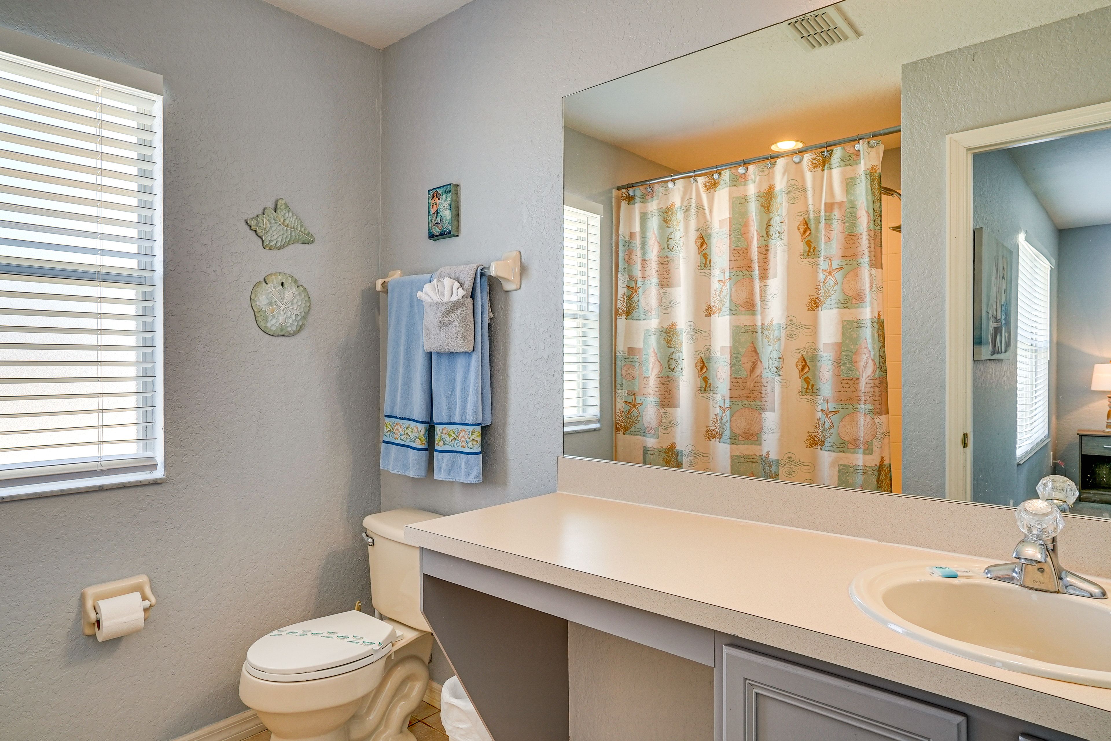 Full Bathroom | 2nd Floor | Towels Provided