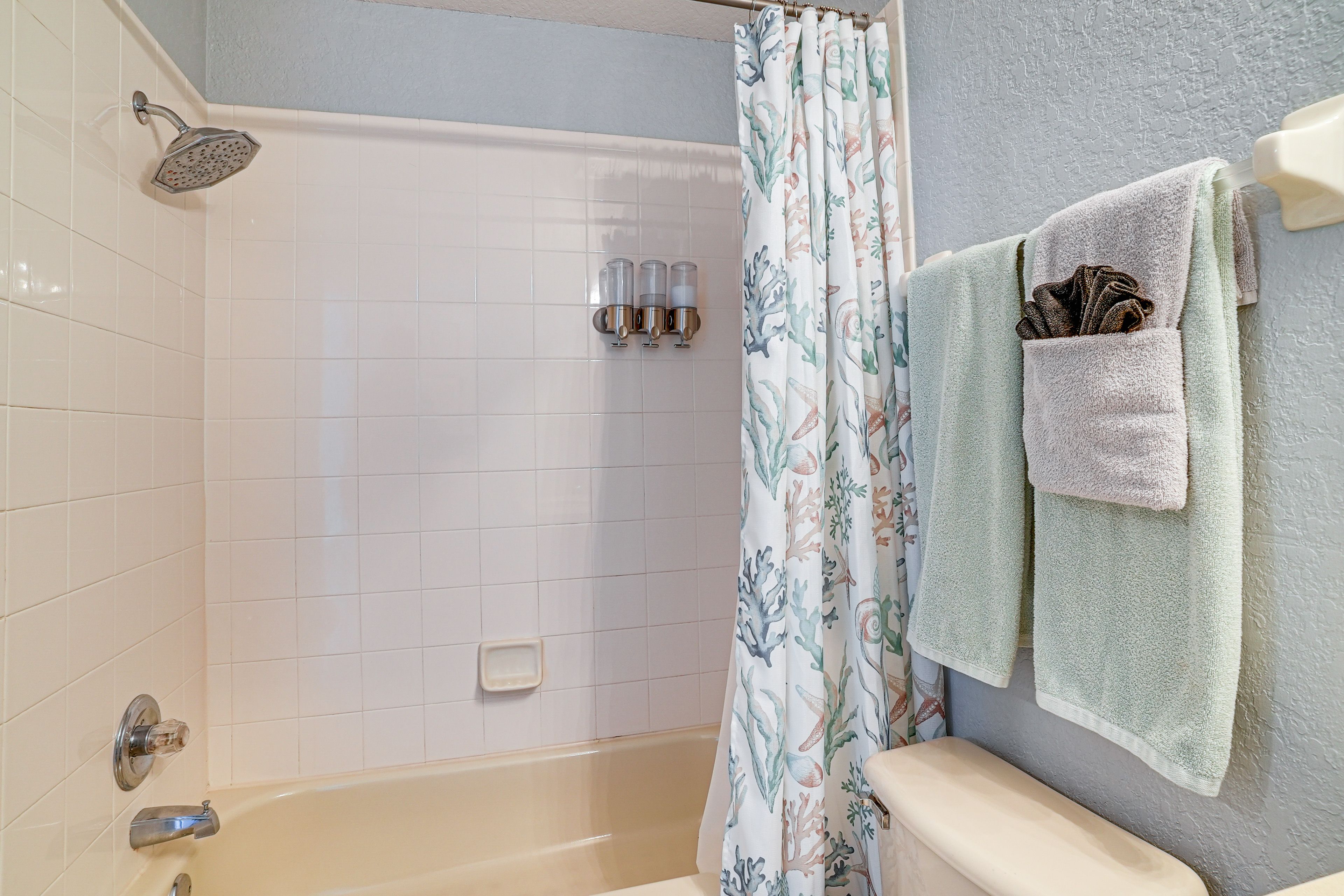 Full Bathroom | 2nd Floor | Shower/Tub Combo
