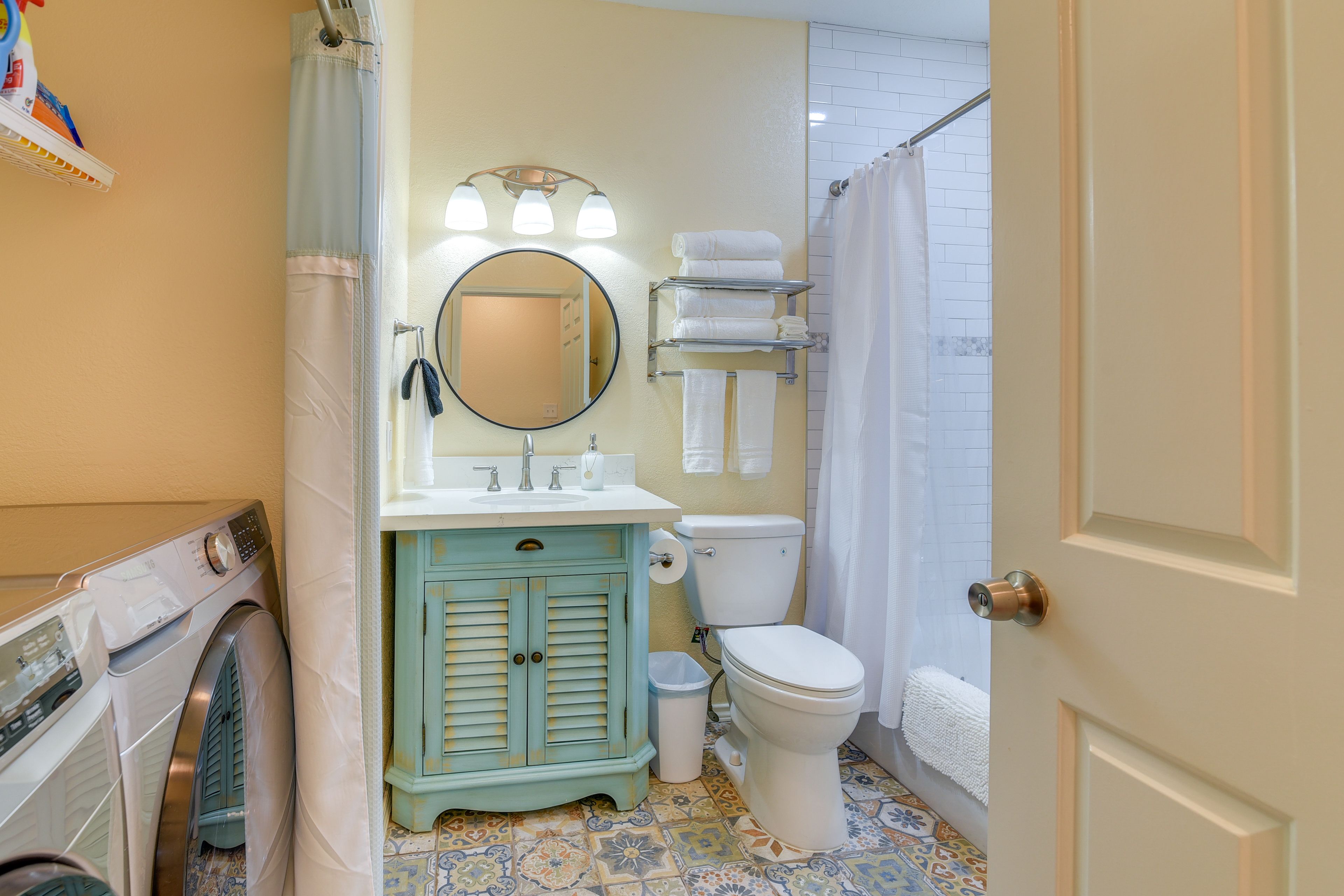 Full Bathroom | Complimentary Toiletries