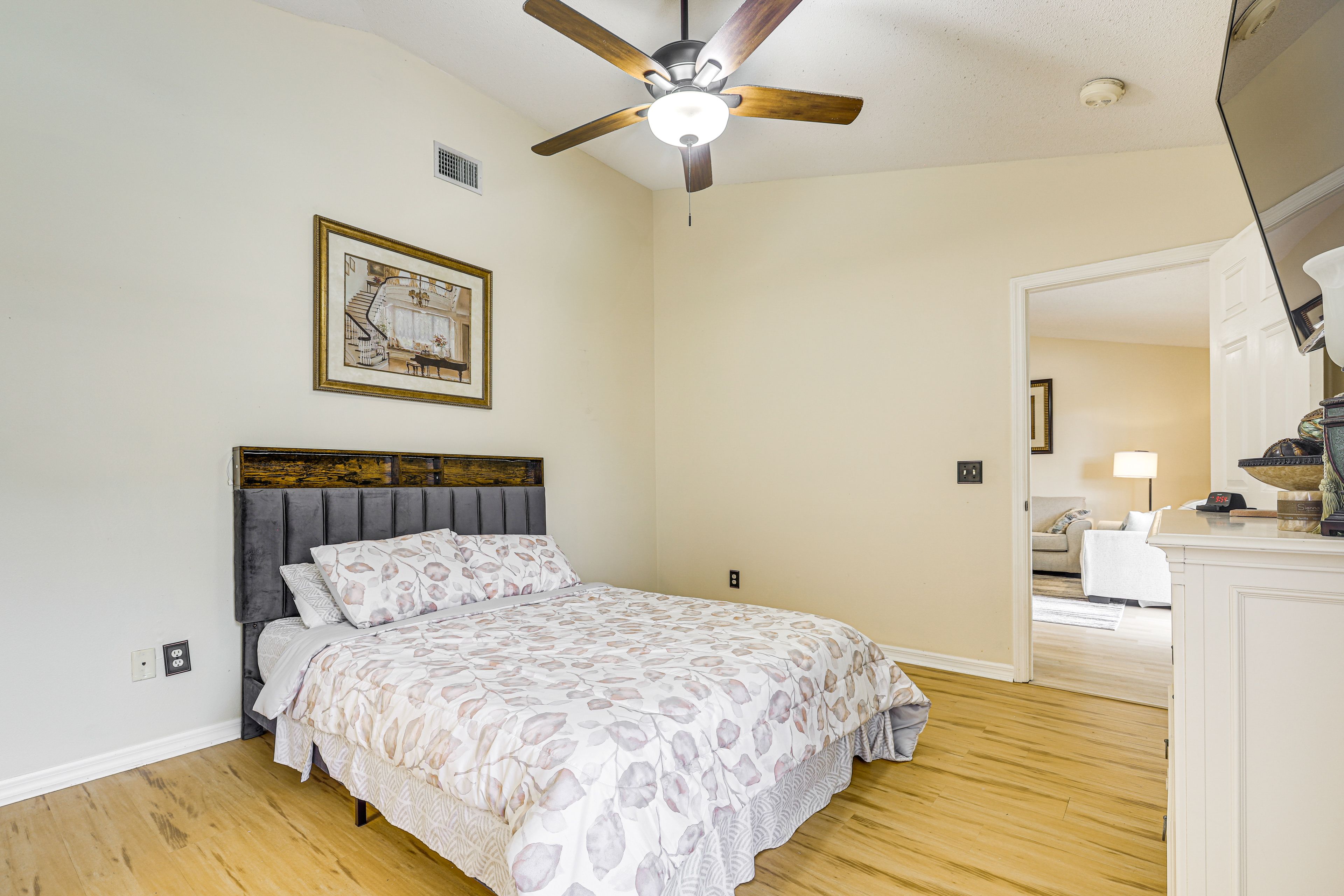 Bedroom 1 | Queen Bed | En-Suite Bathroom