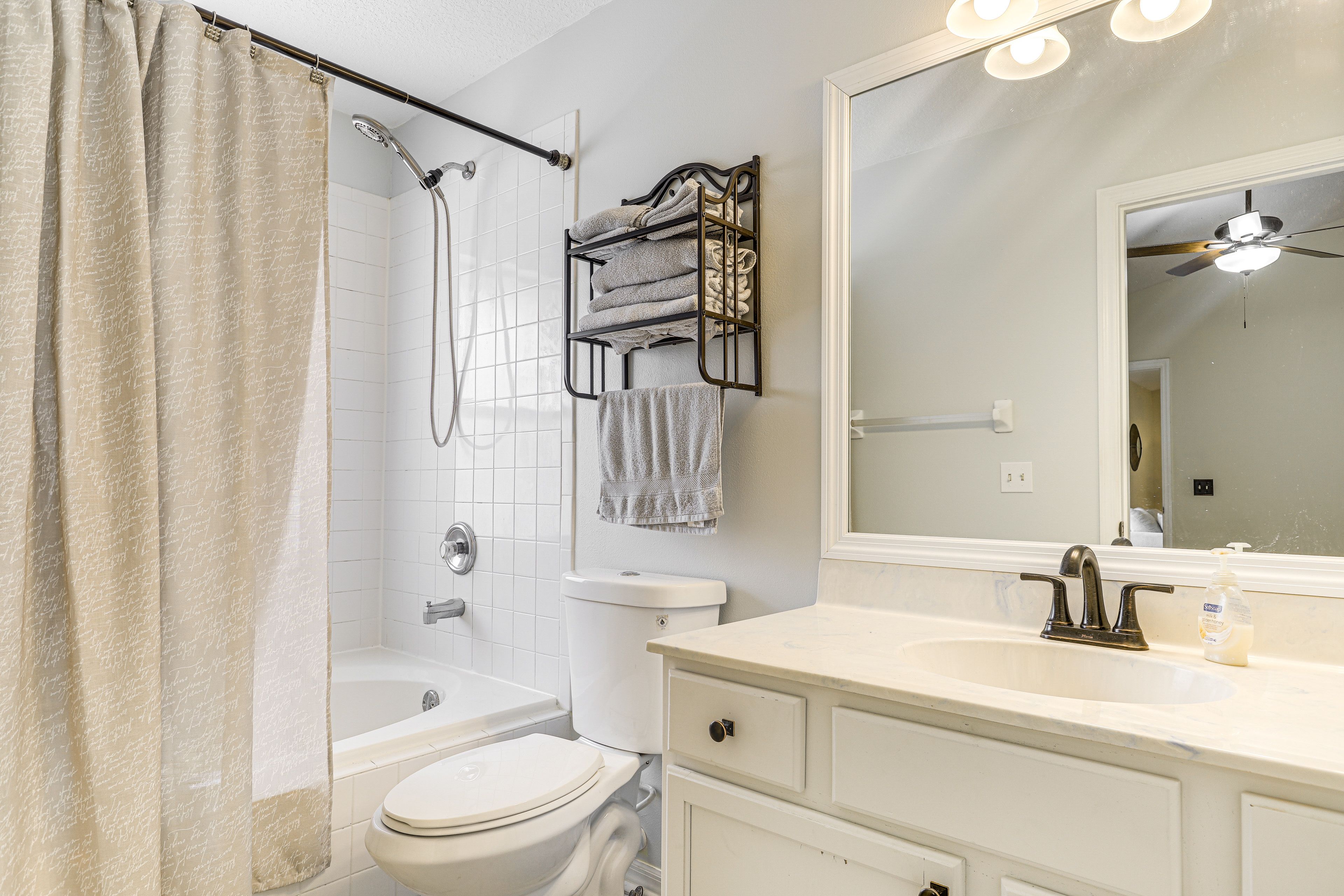 Full Bathroom | Shower/Tub Combo