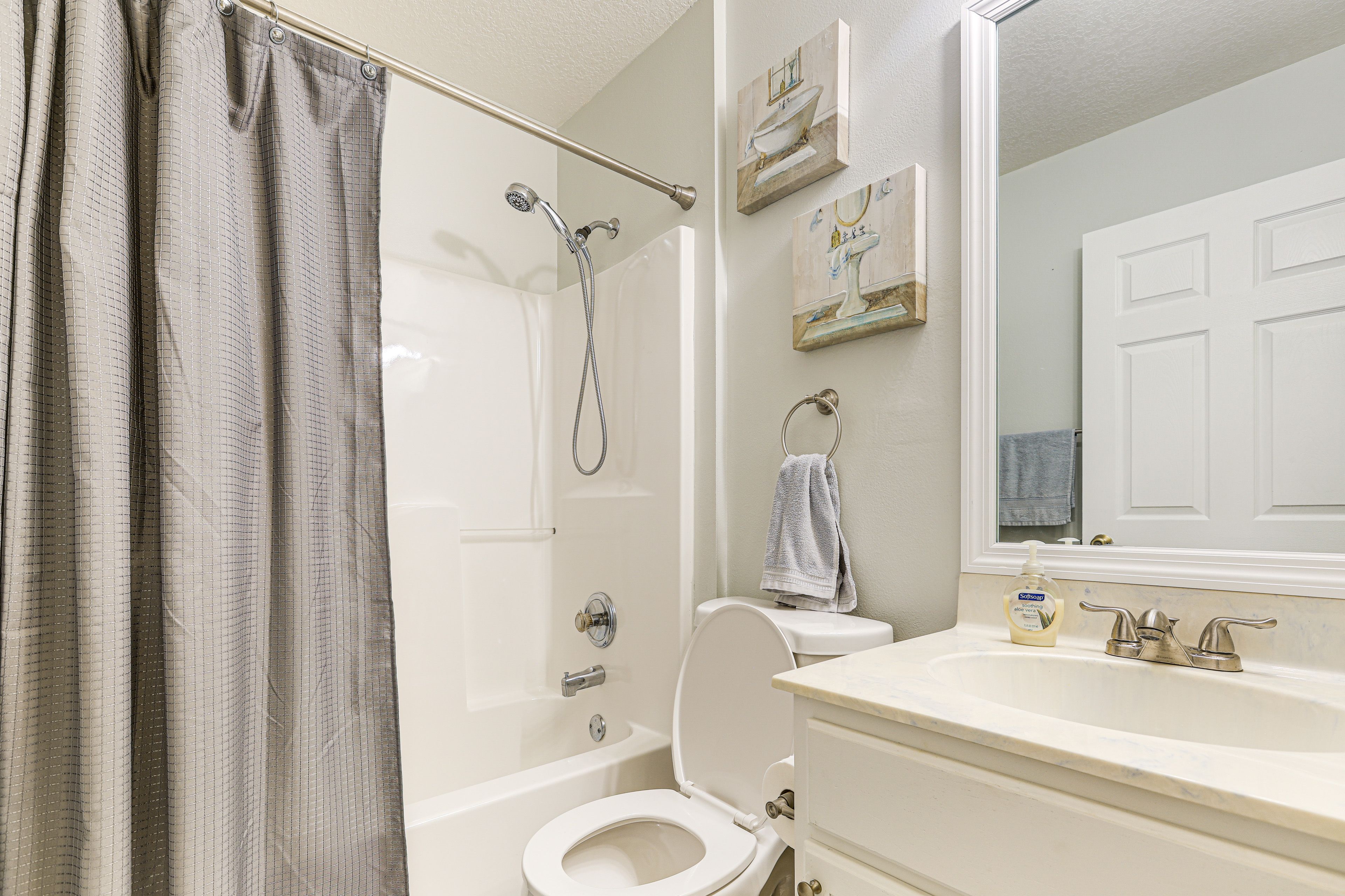 Full Bathroom | Towels Provided