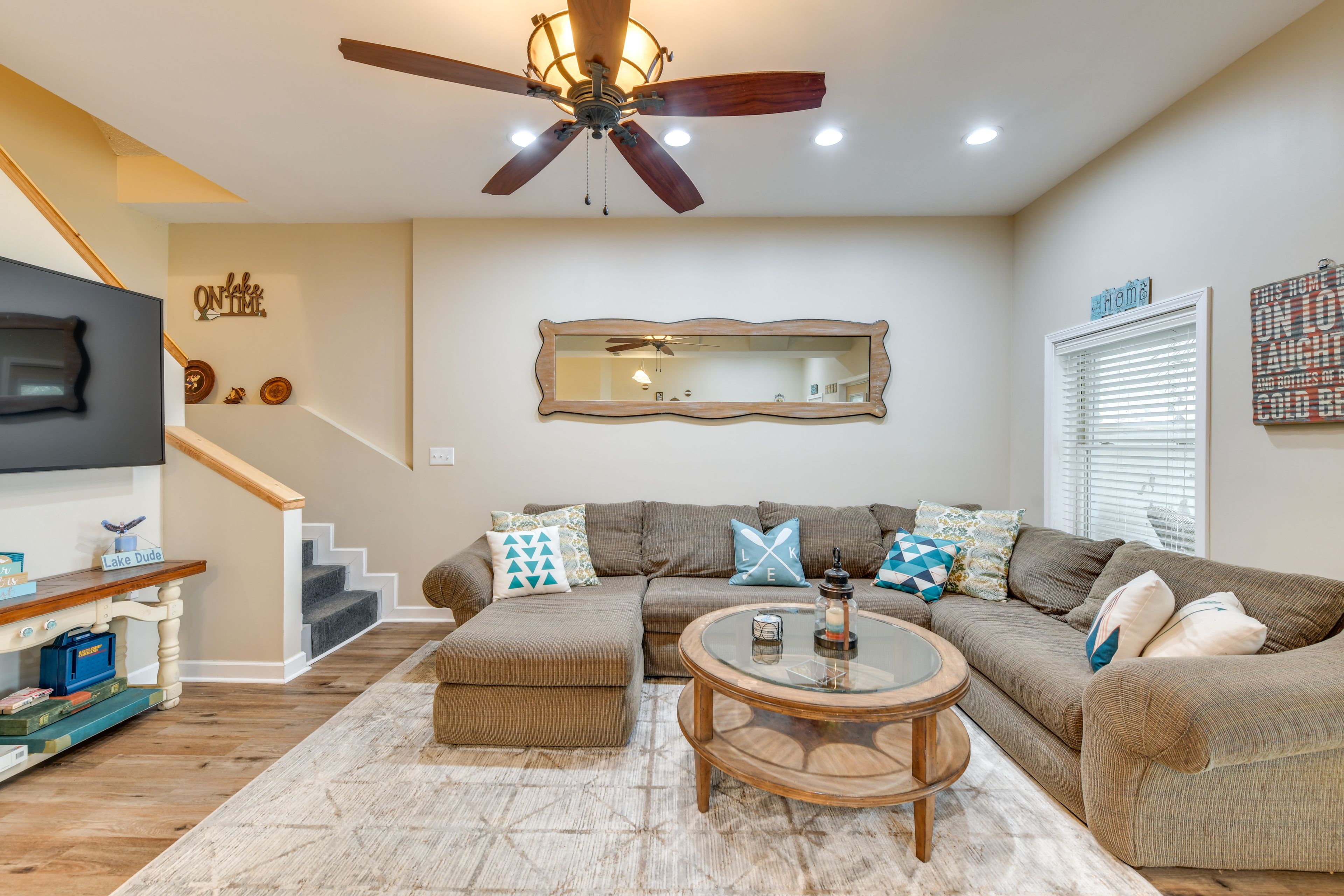 Living Room | Smart TV | Central Heating & A/C | Board Games | Books | Free WiFi