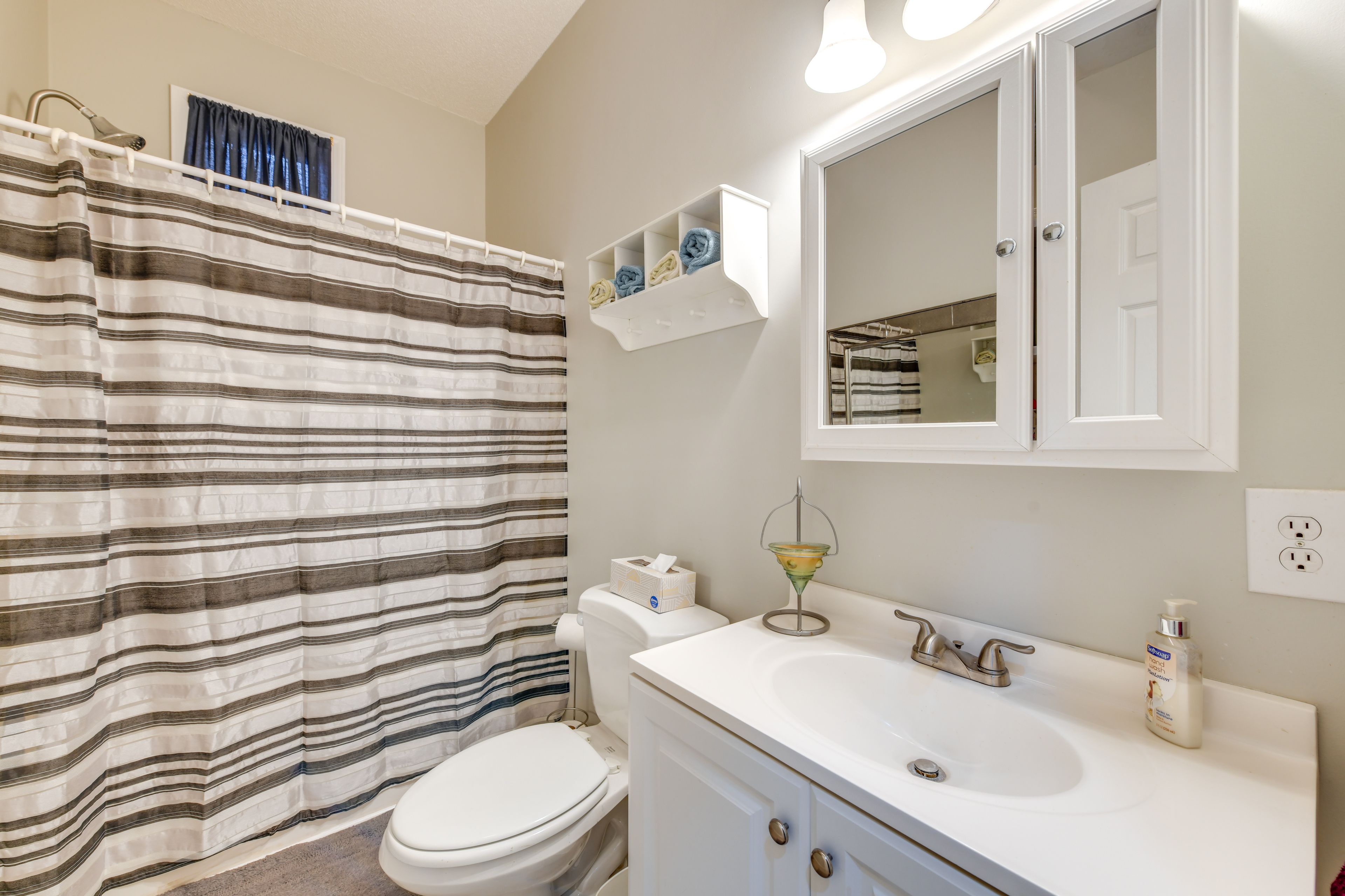 Full Bathroom | Towels Provided | Hair Dryer