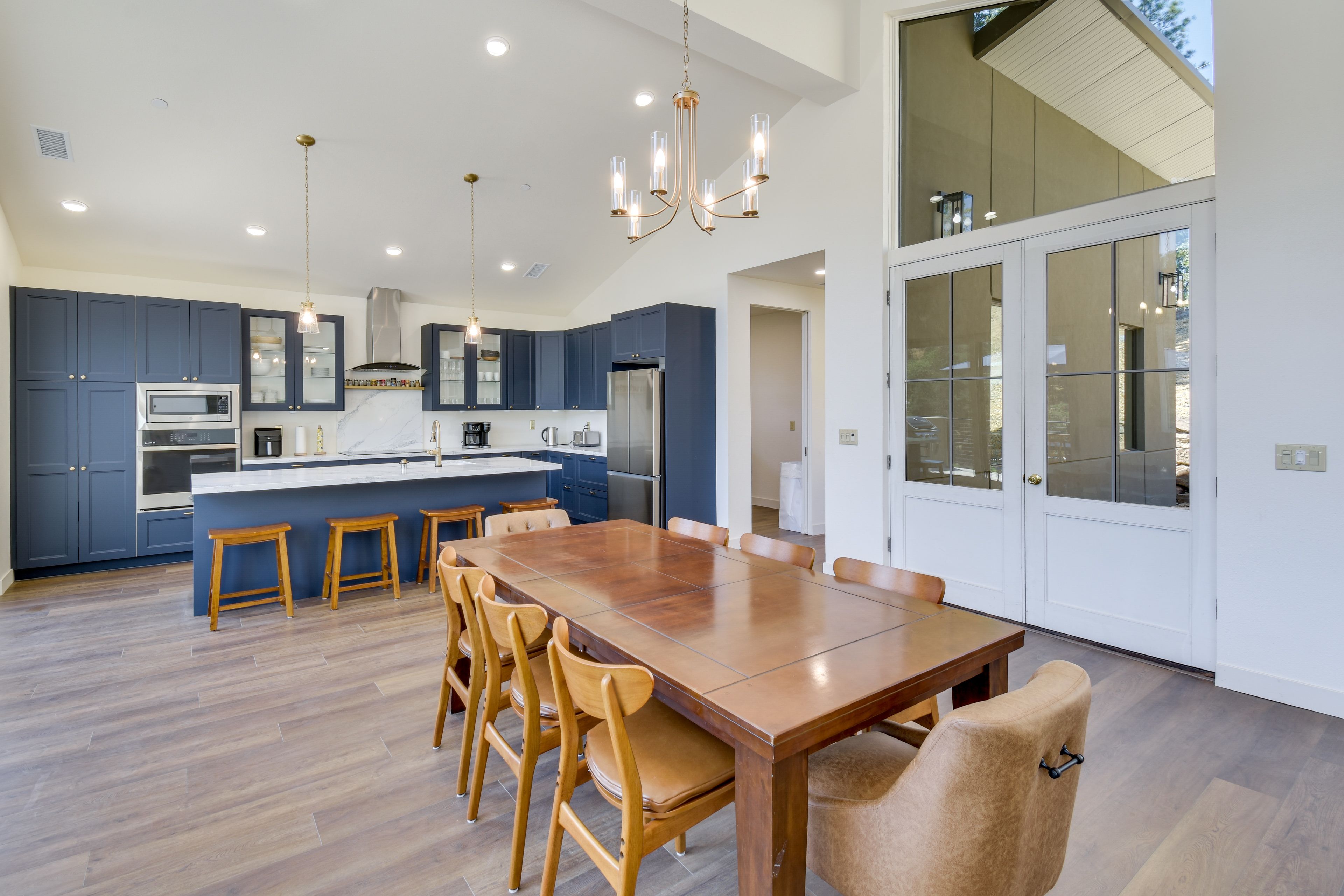 Dining Table | Dishware & Flatware | Main Floor