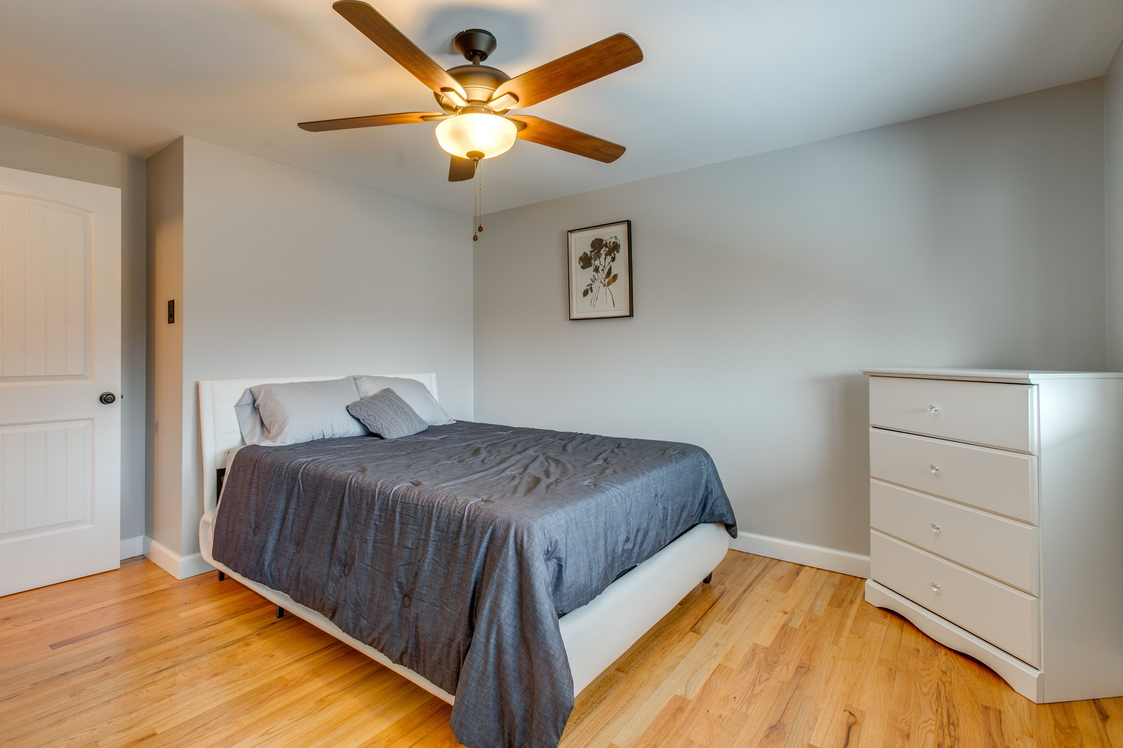 Bedroom 1 | Queen Bed | Main Floor