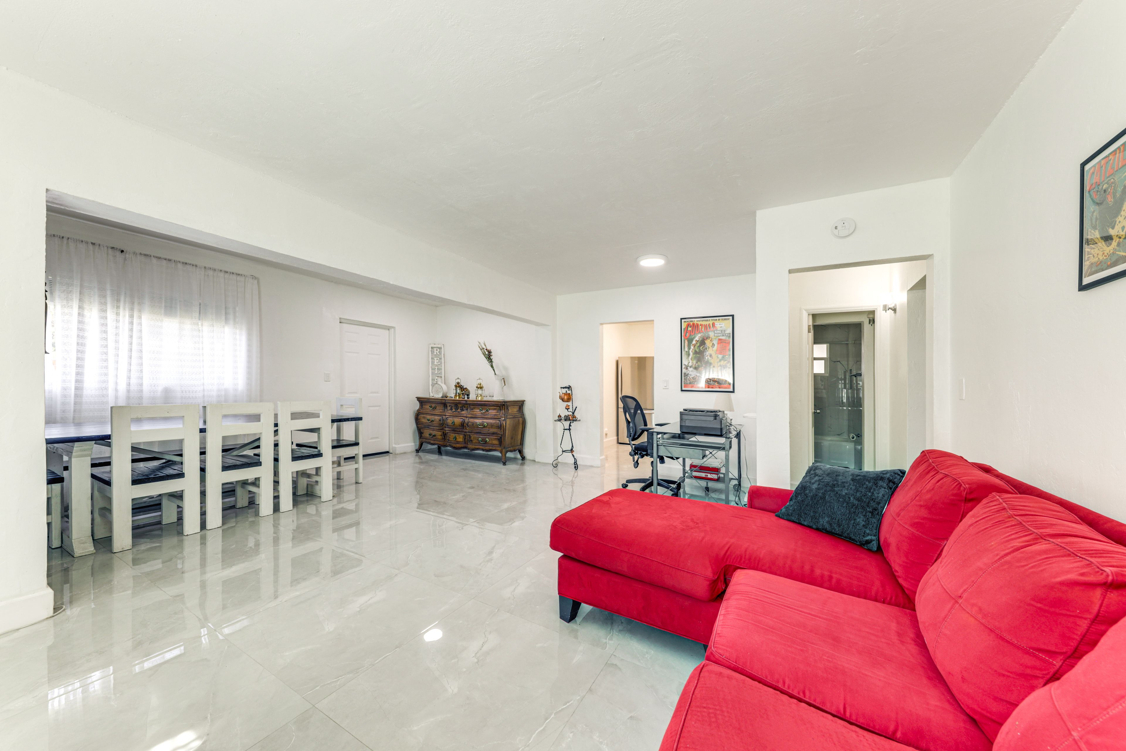 LIving Room | Free WiFi | Central A/C | Workspace w/ Printer