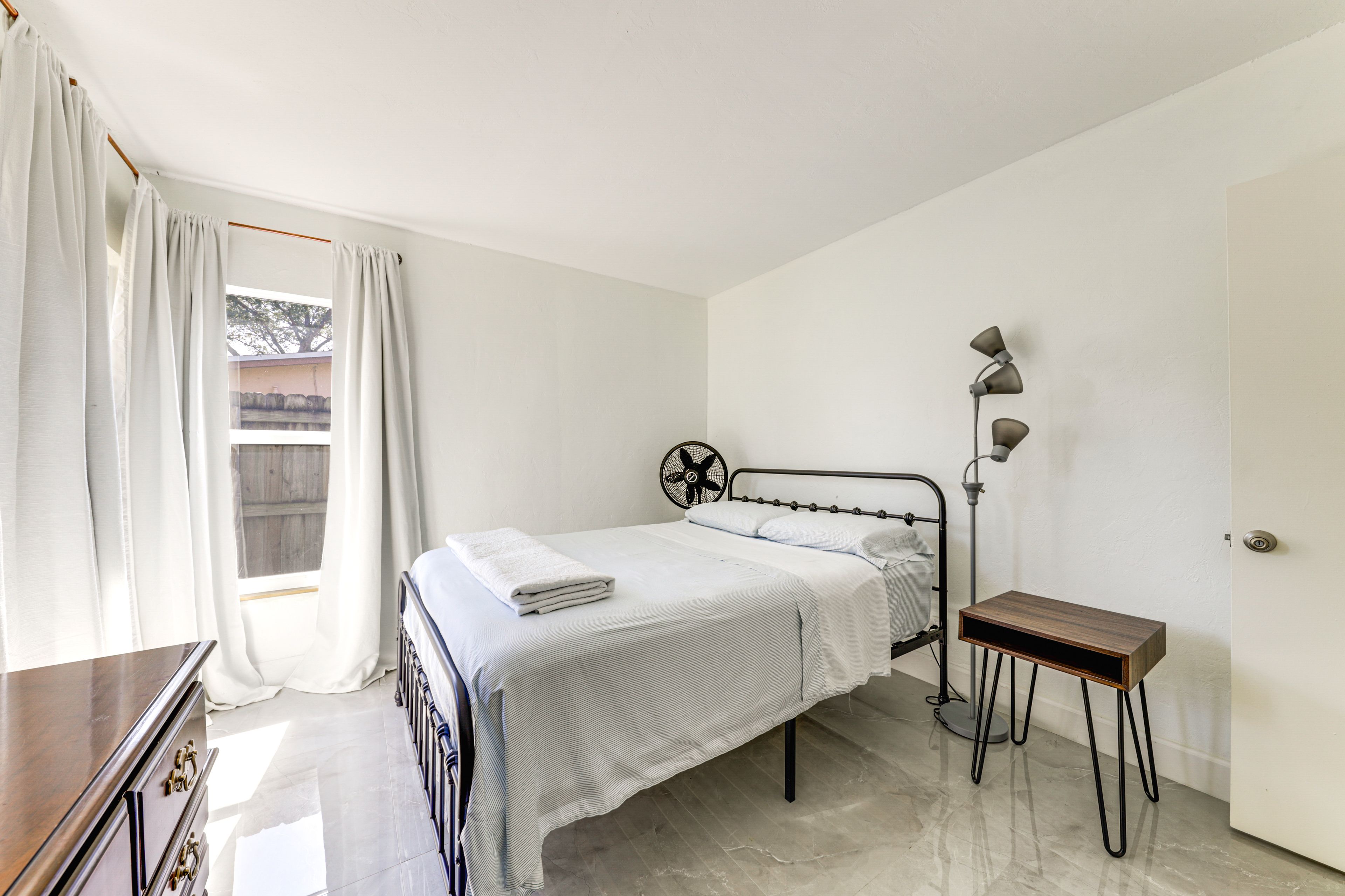 Bedroom 2 | Queen Bed