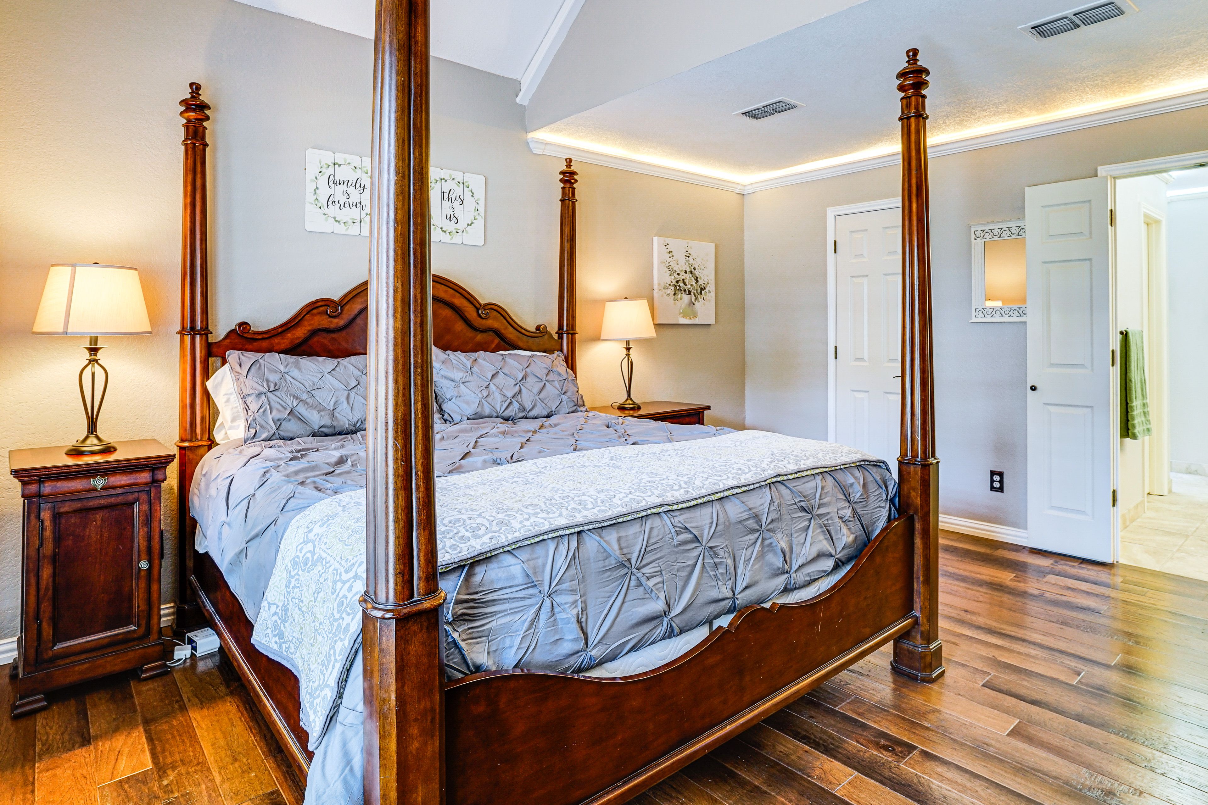 Bedroom 1 | King Bed | 1st Floor