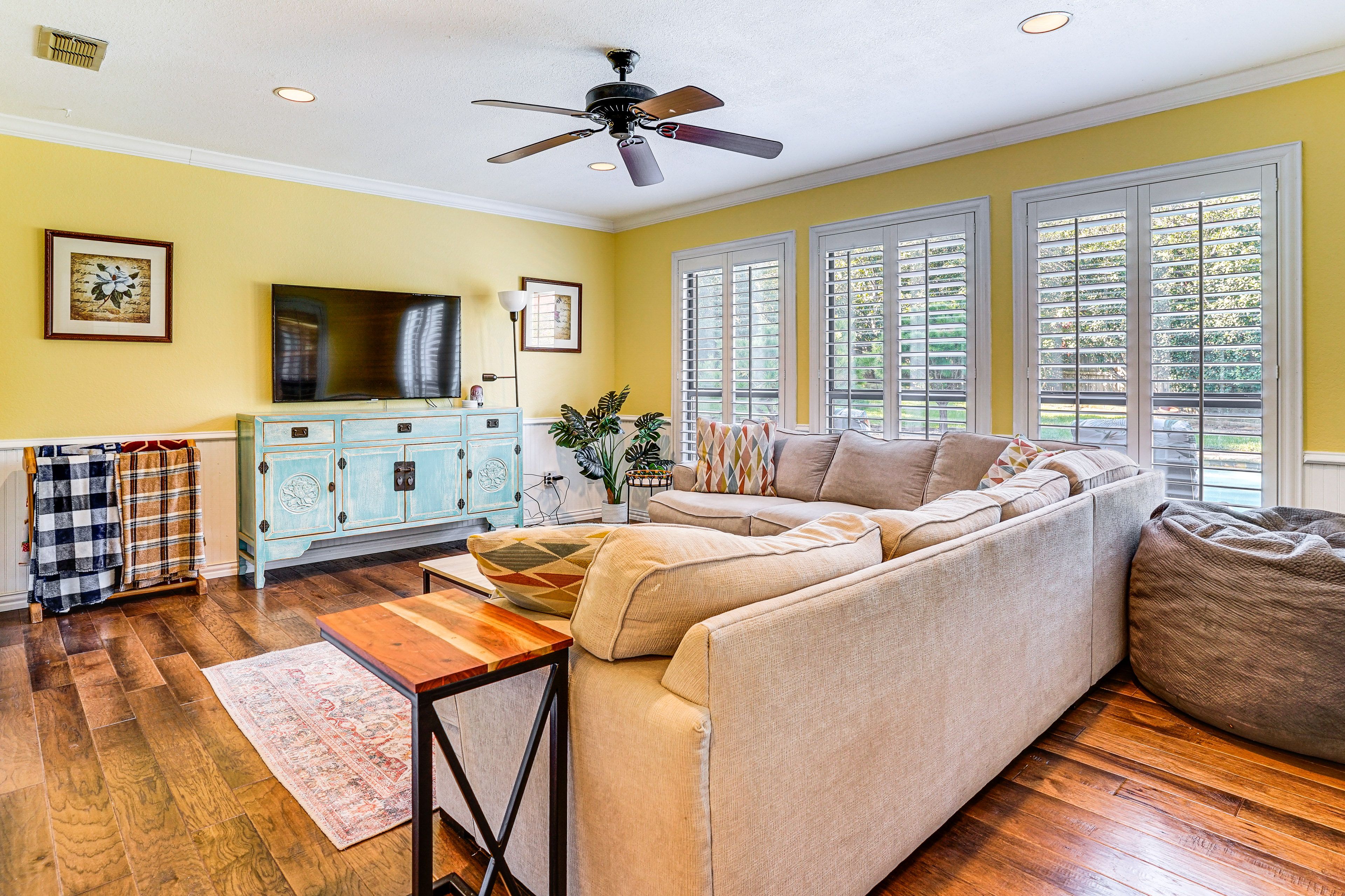 Living Room | Smart TV | Central A/C | Free WiFi | 1st Floor