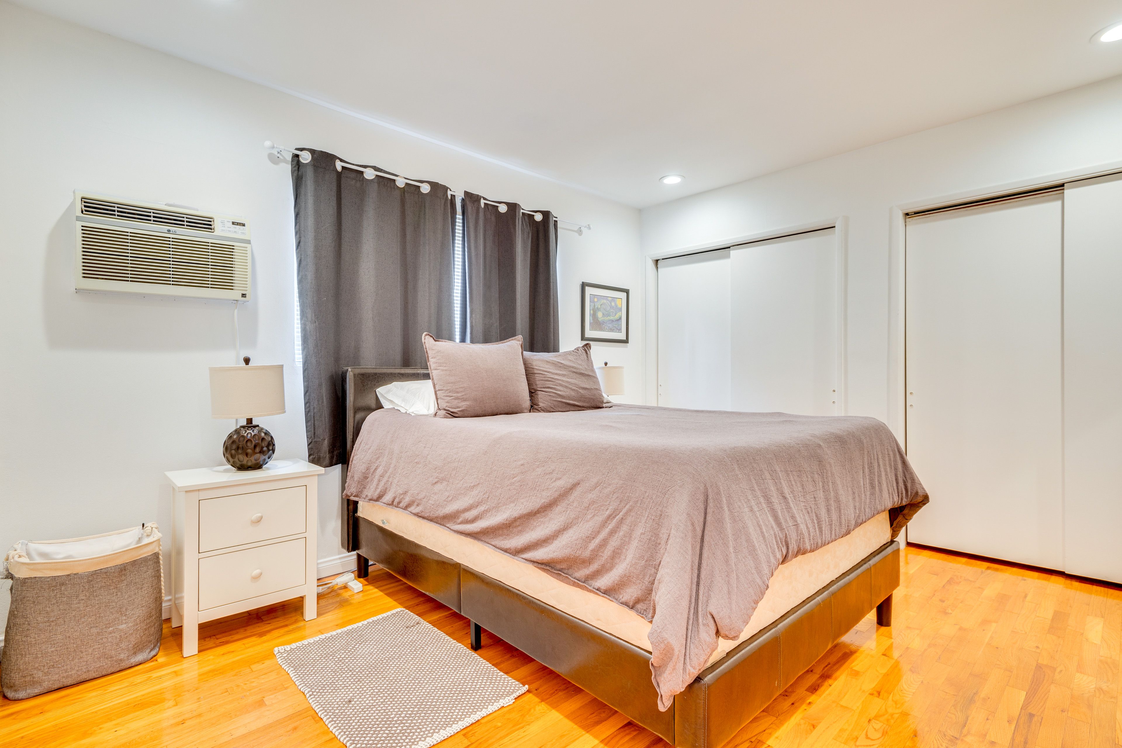 Bedroom | Queen Bed | Smart TV