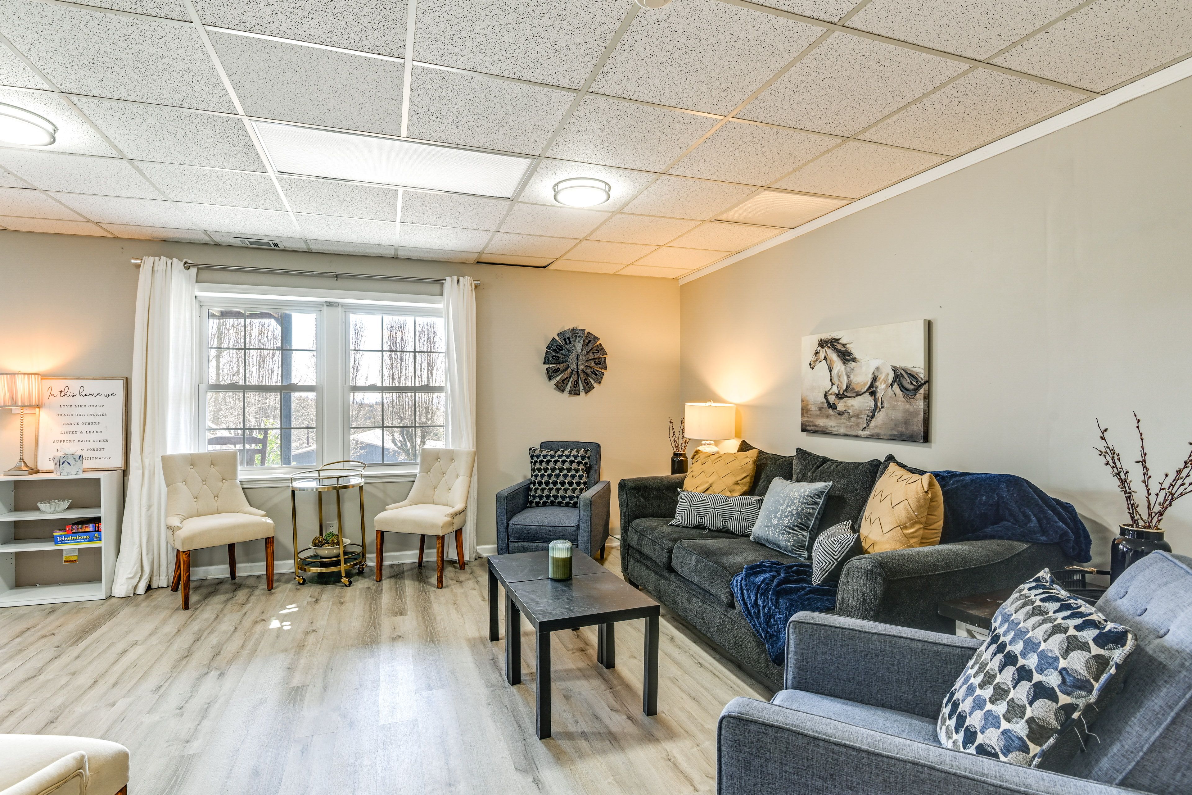Living Room | Smart TV | Free WiFi | Central A/C & Heating