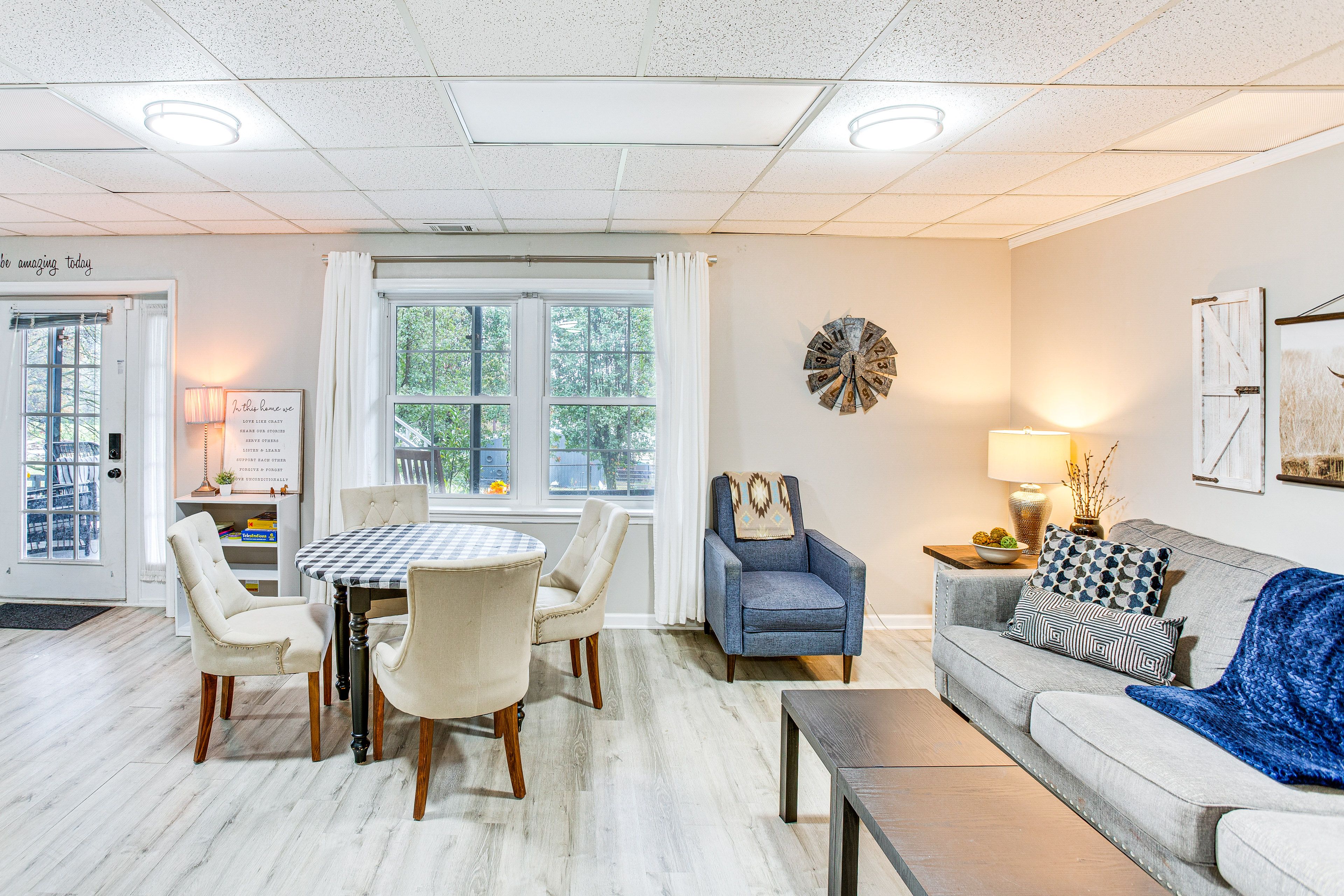 Living Room | Smart TV | Free WiFi | Central A/C & Heating