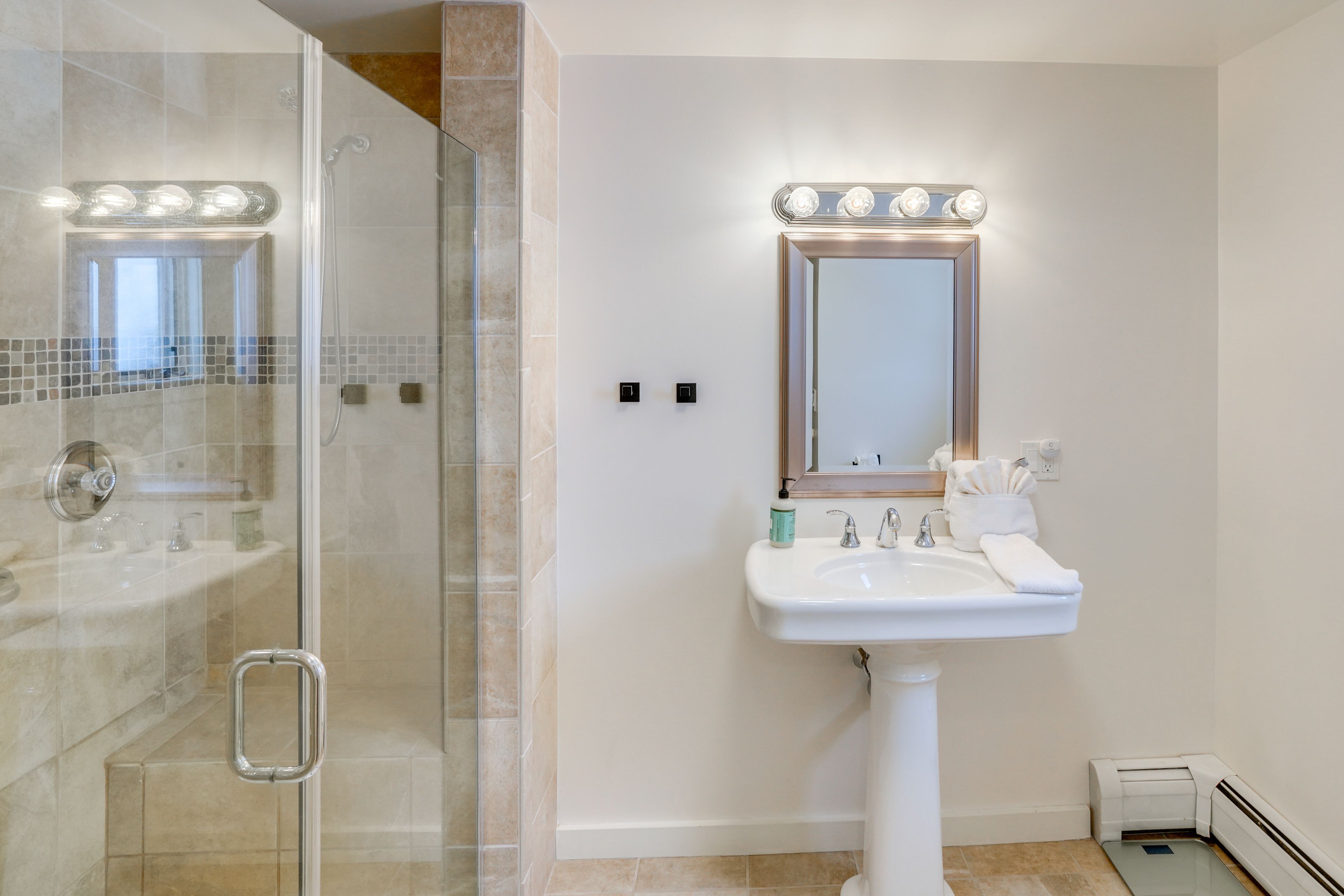 Full Bathroom | 3rd Floor