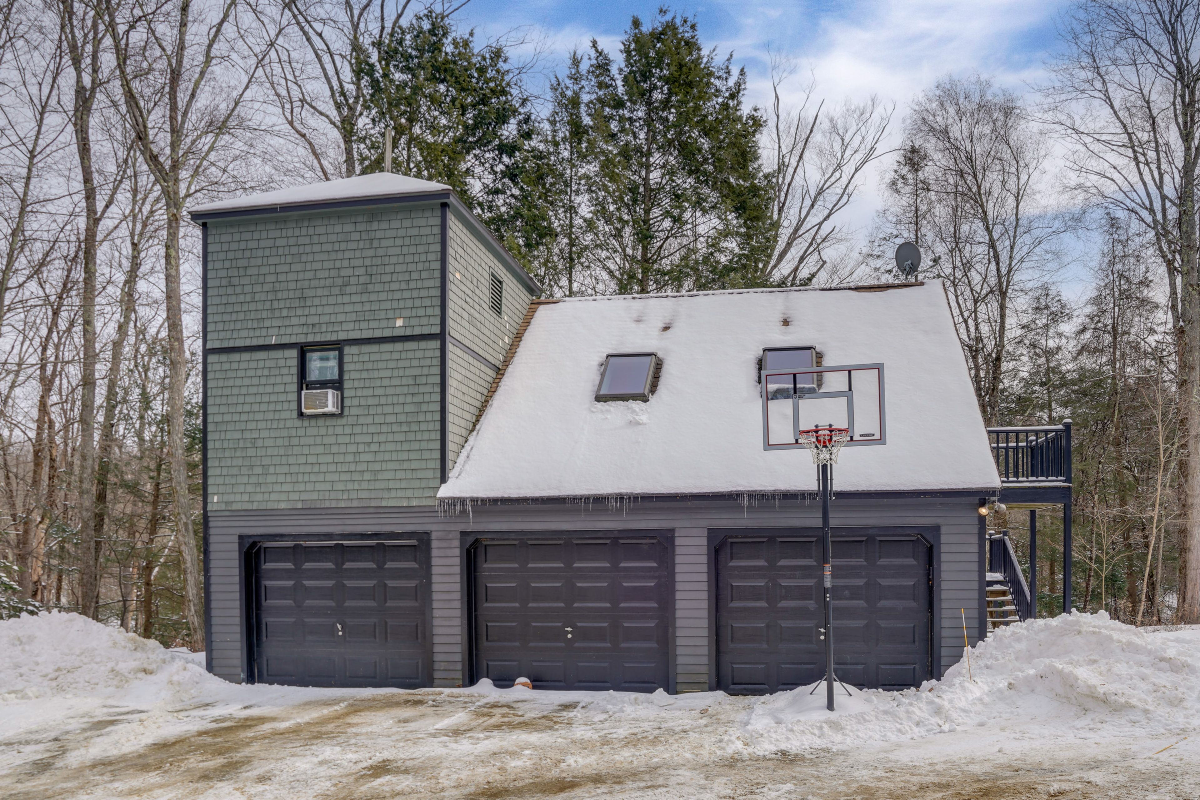 Guest House Exterior | Gravel Driveway (6 Vehicles) | RV/Trailer Parking
