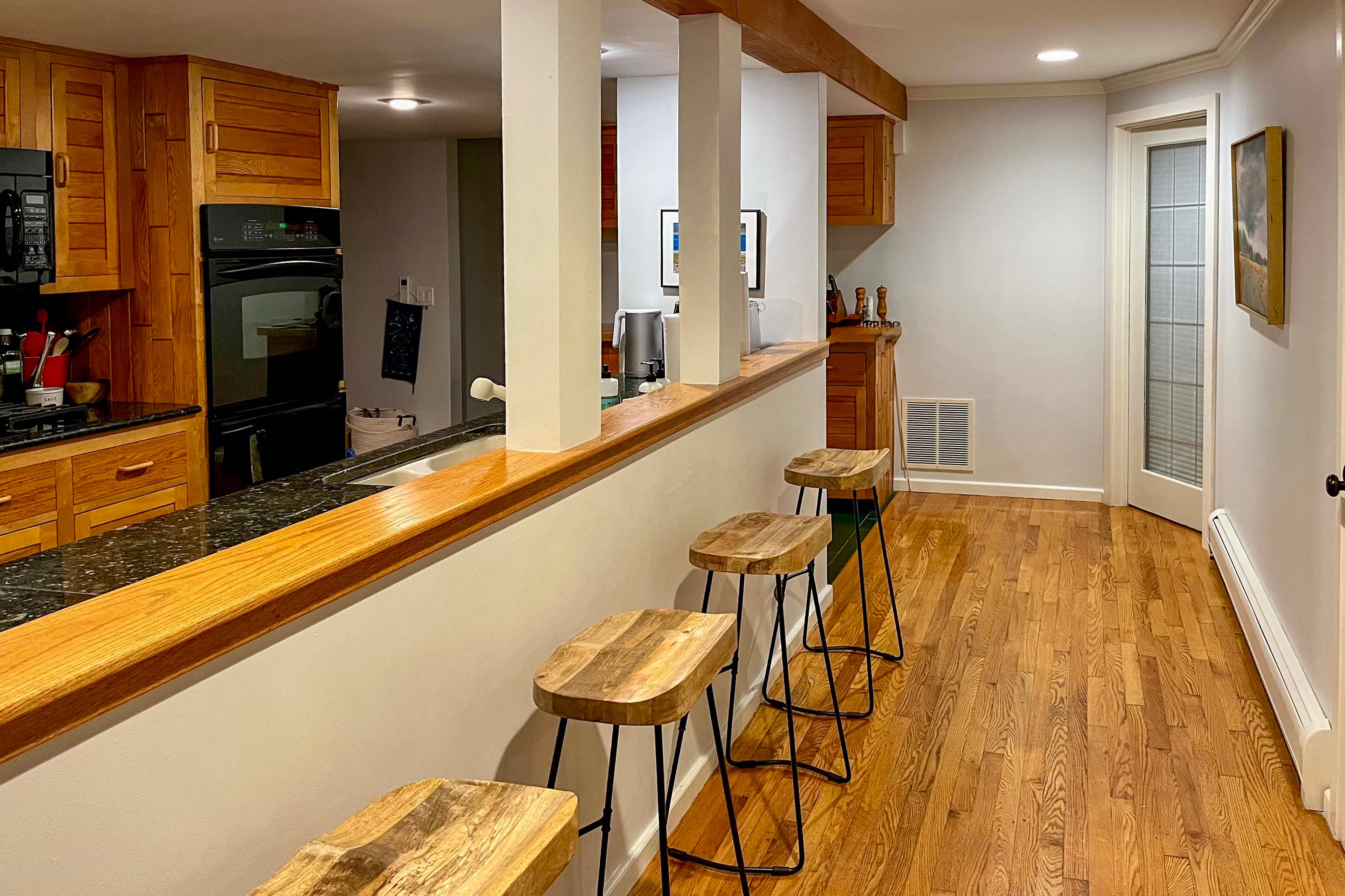 Kitchen | Dishwasher | Breakfast Bar | 2nd Floor