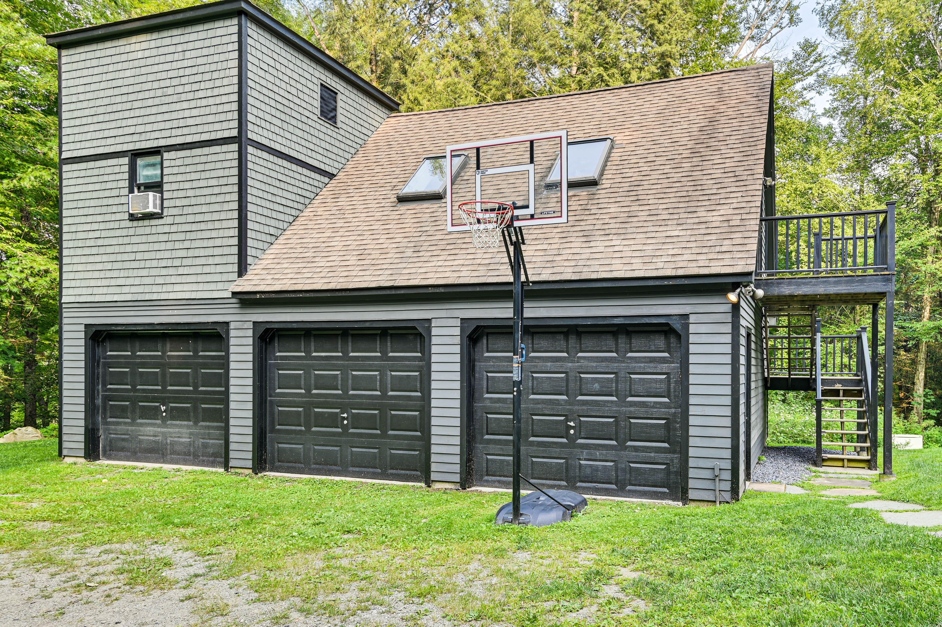 Guest House Exterior | Gravel Driveway (6 Vehicles) | RV/Trailer Parking