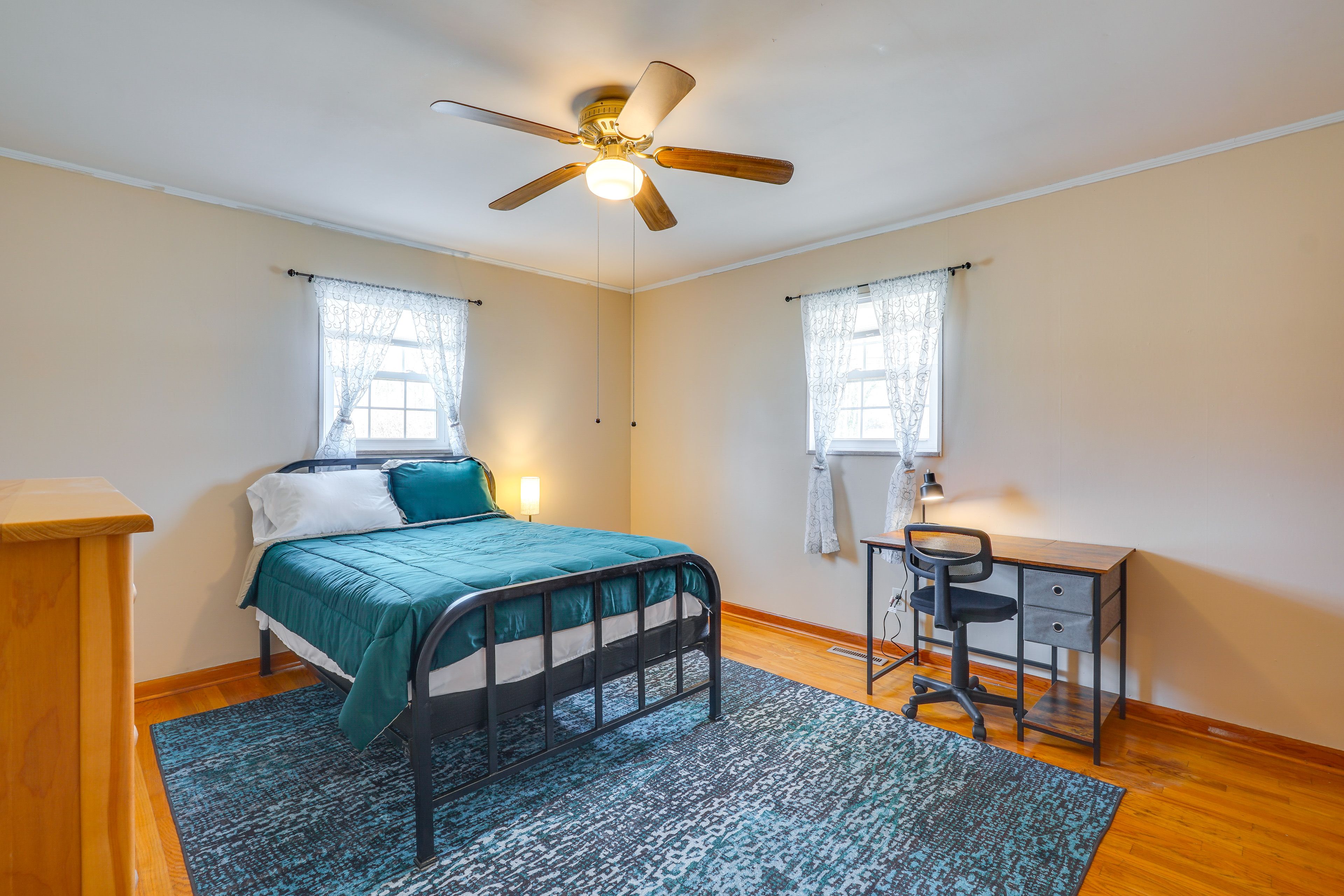Bedroom 2 | Full Bed | Desk