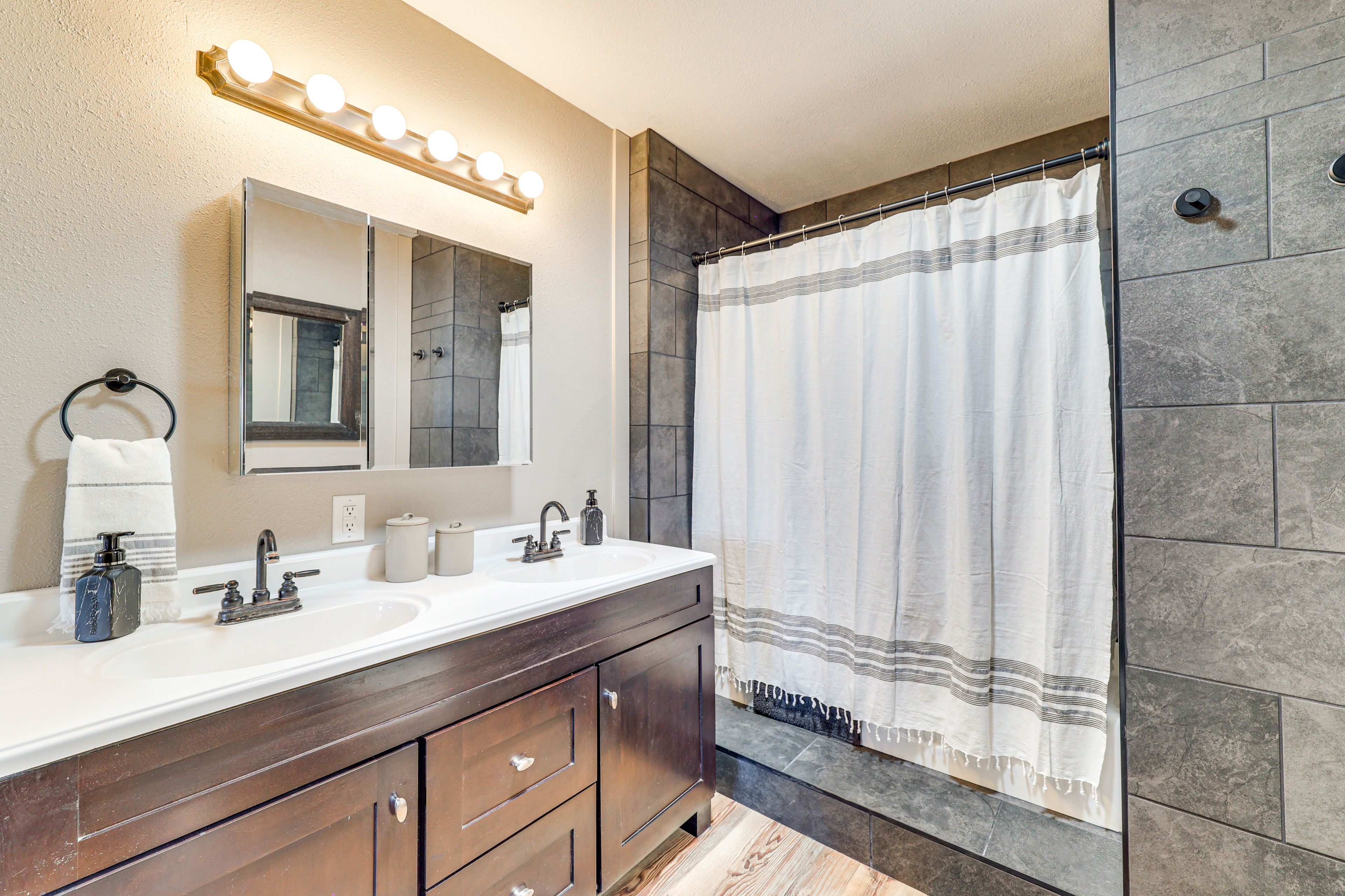 En-Suite Bathroom | Bathtub | 1st Floor