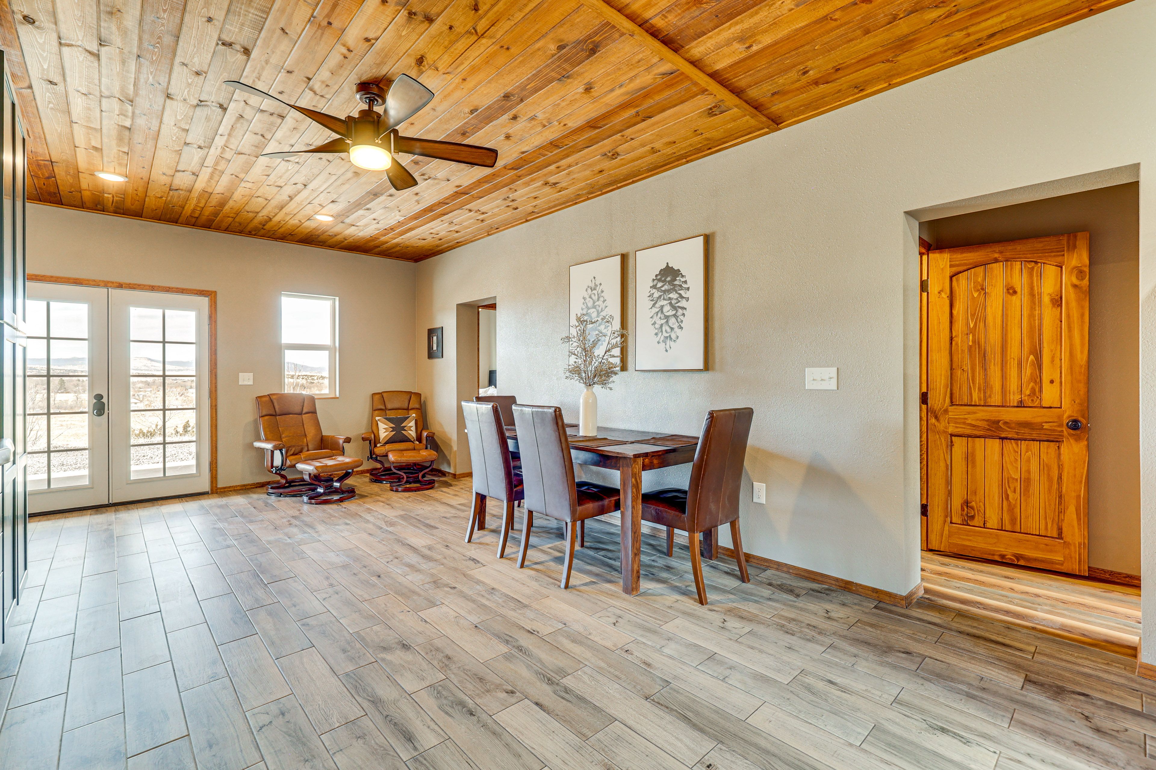 Dining Area | Dishware/Flatware Provided | 1st Floor
