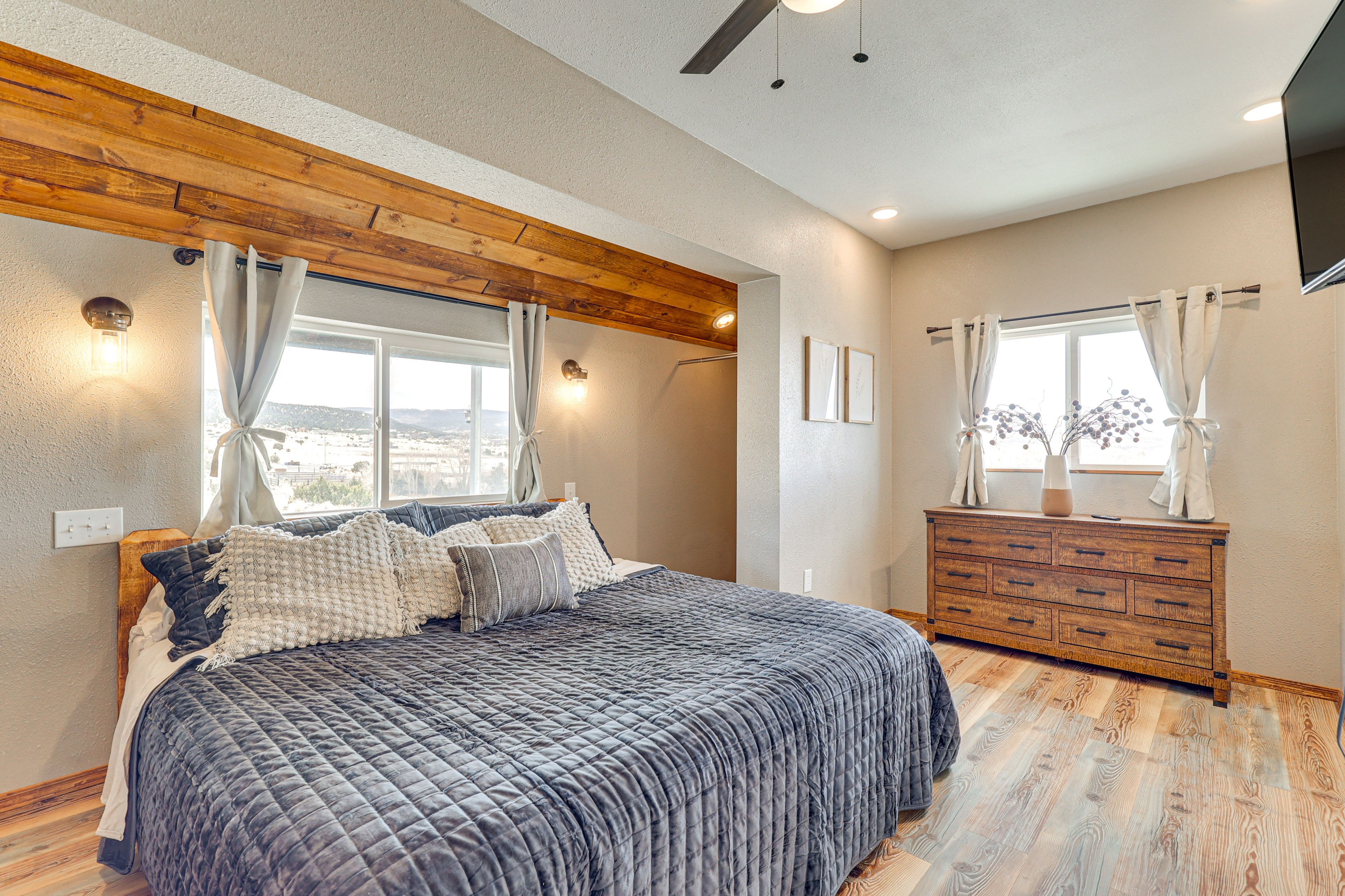 Bedroom 1 | King Bed | Smart TV | 1st Floor
